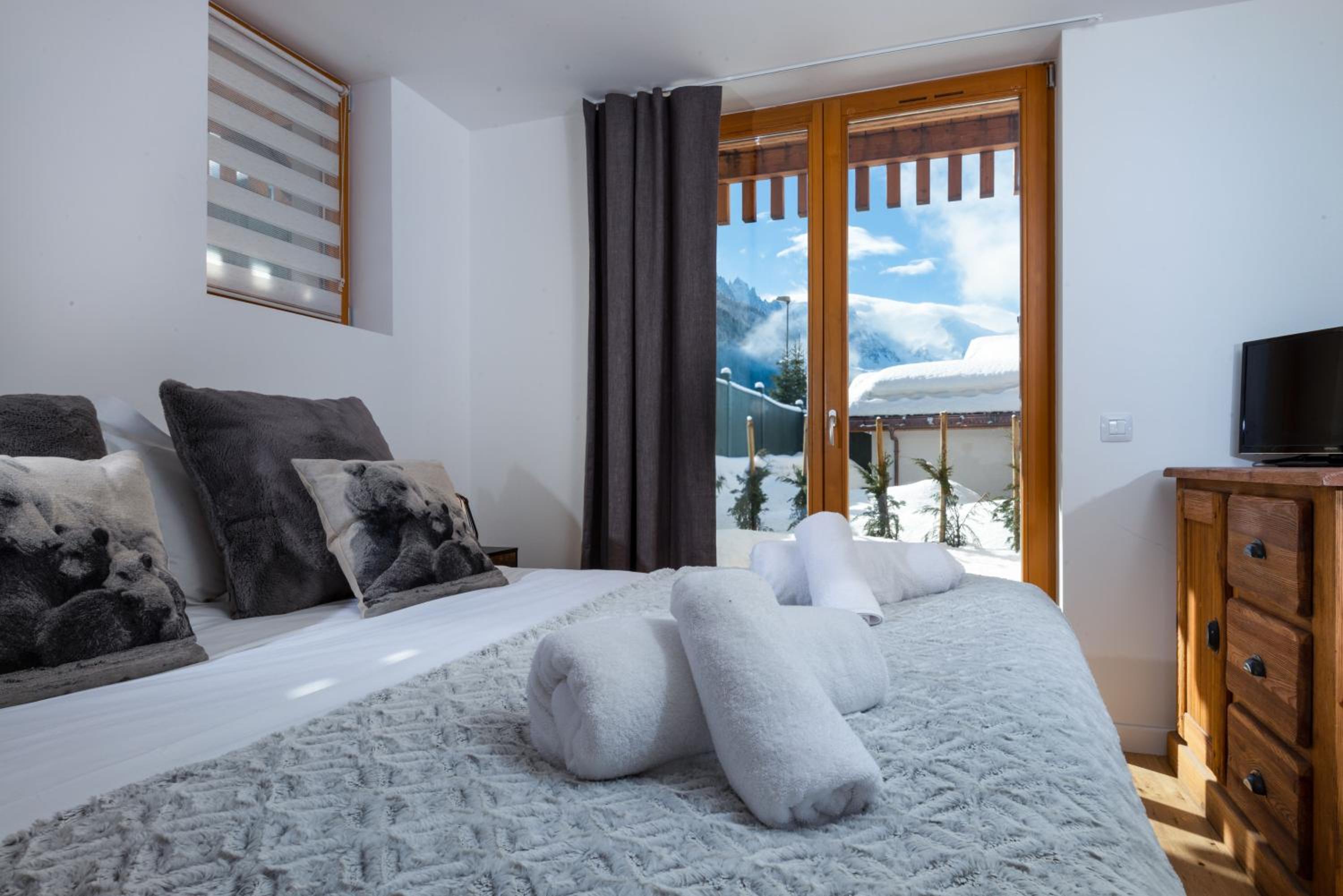 Yeti Lodge Chalets & Apartments view 3