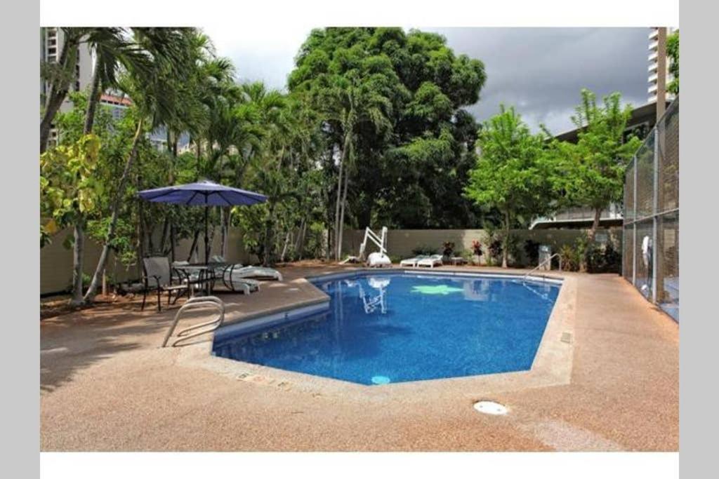 Spacious Studio w/ Parking, beach/mall/park view 3