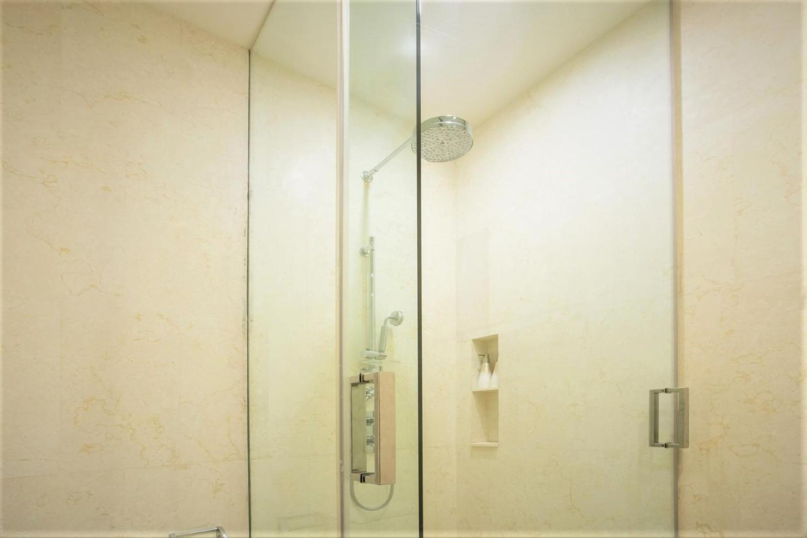 Luxury Oceanfront_pool access apartment