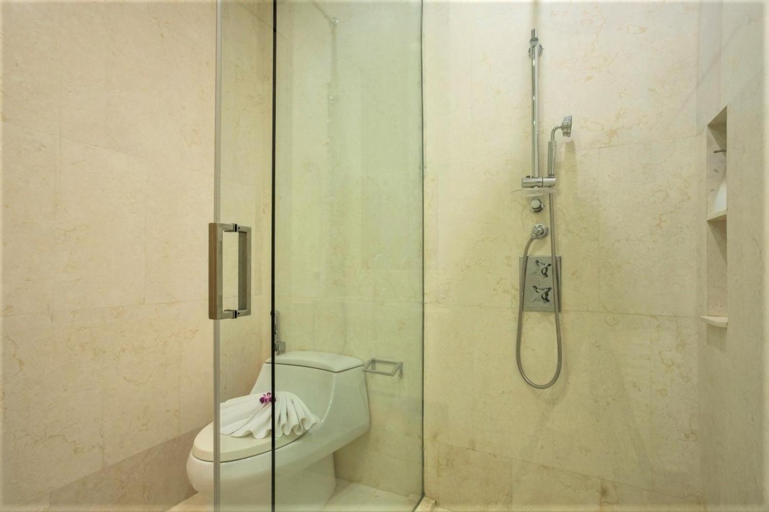 Luxury Oceanfront_pool access apartment