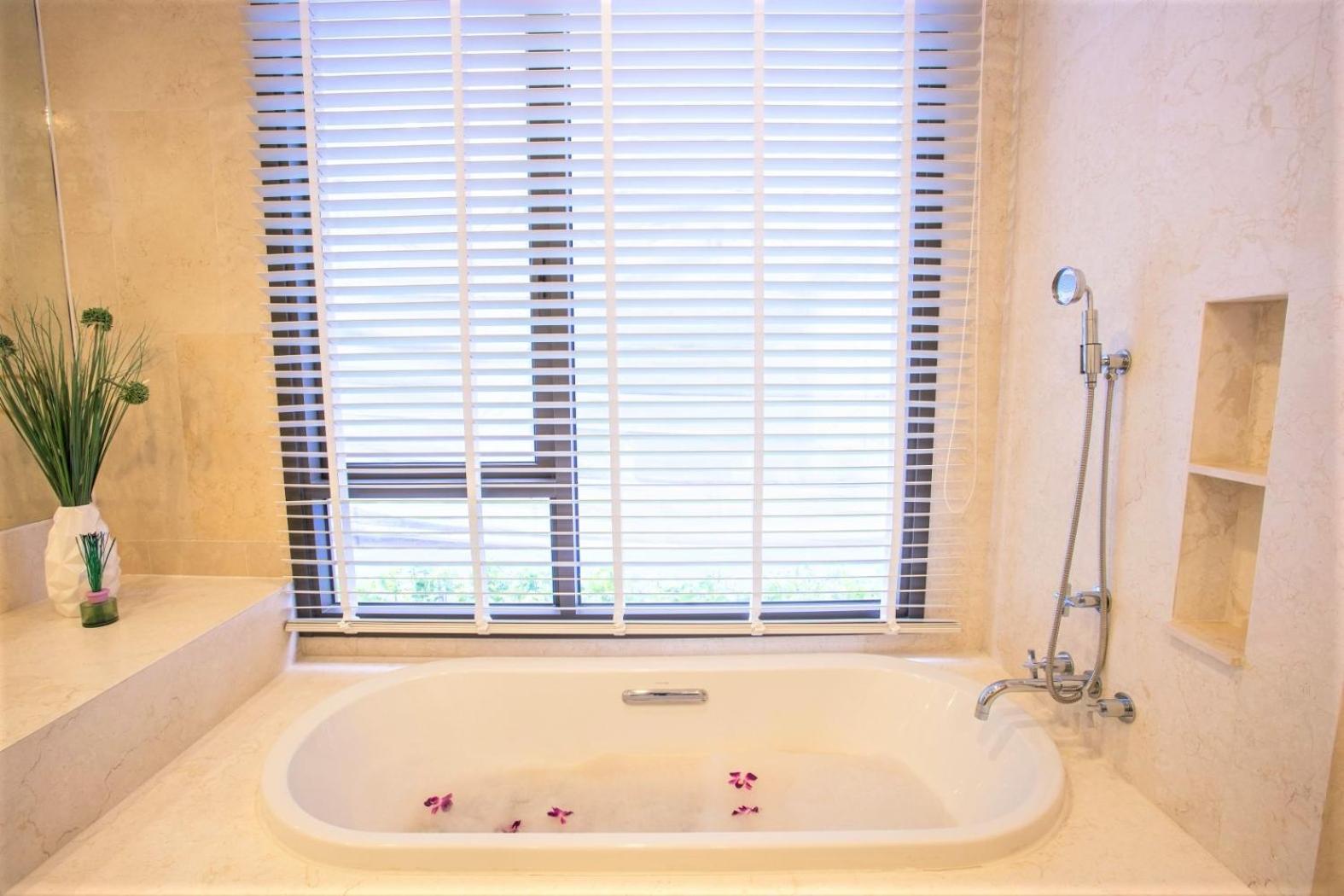 Luxury Oceanfront_pool access apartment