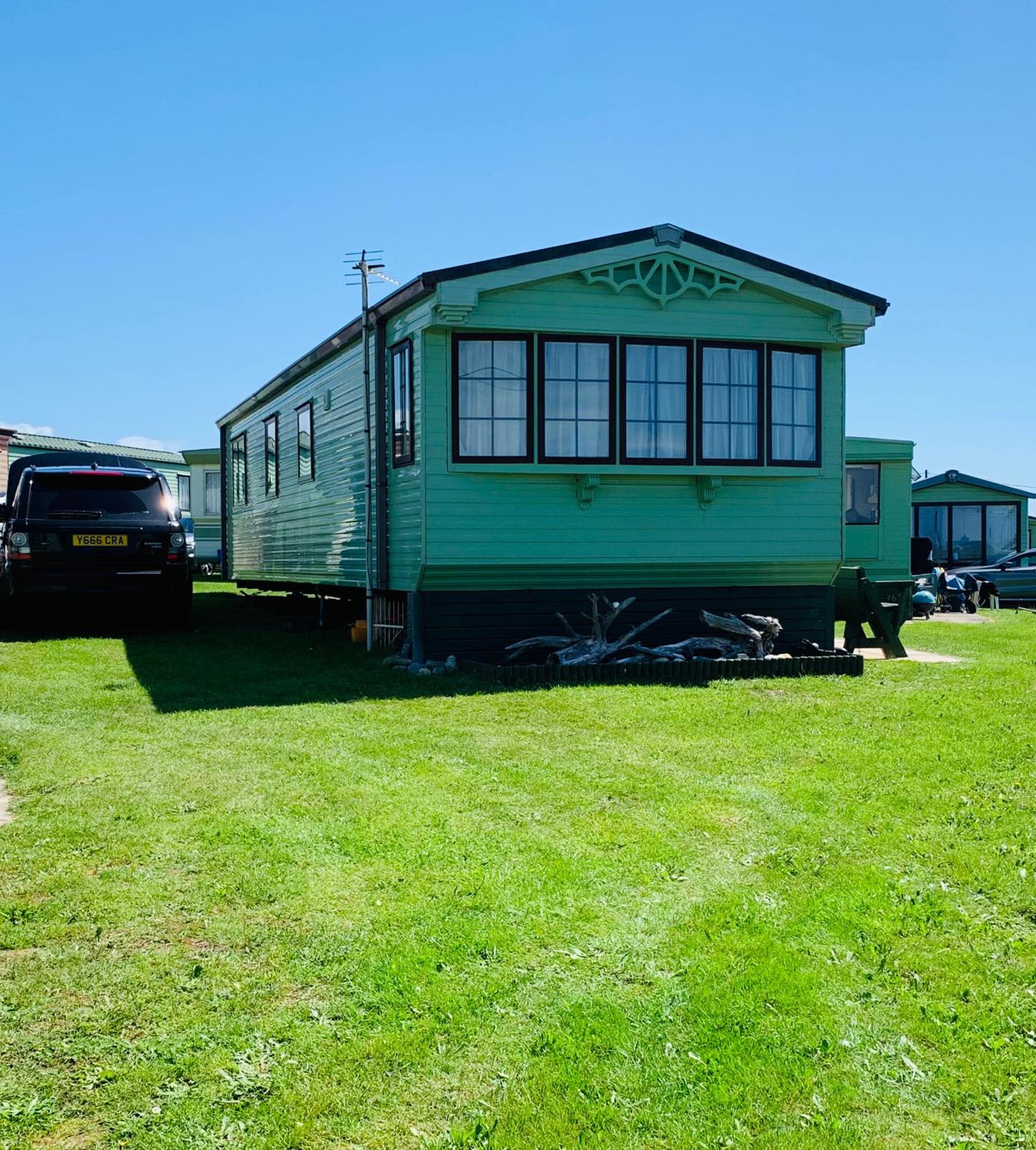 157 Amour Caravan view 3