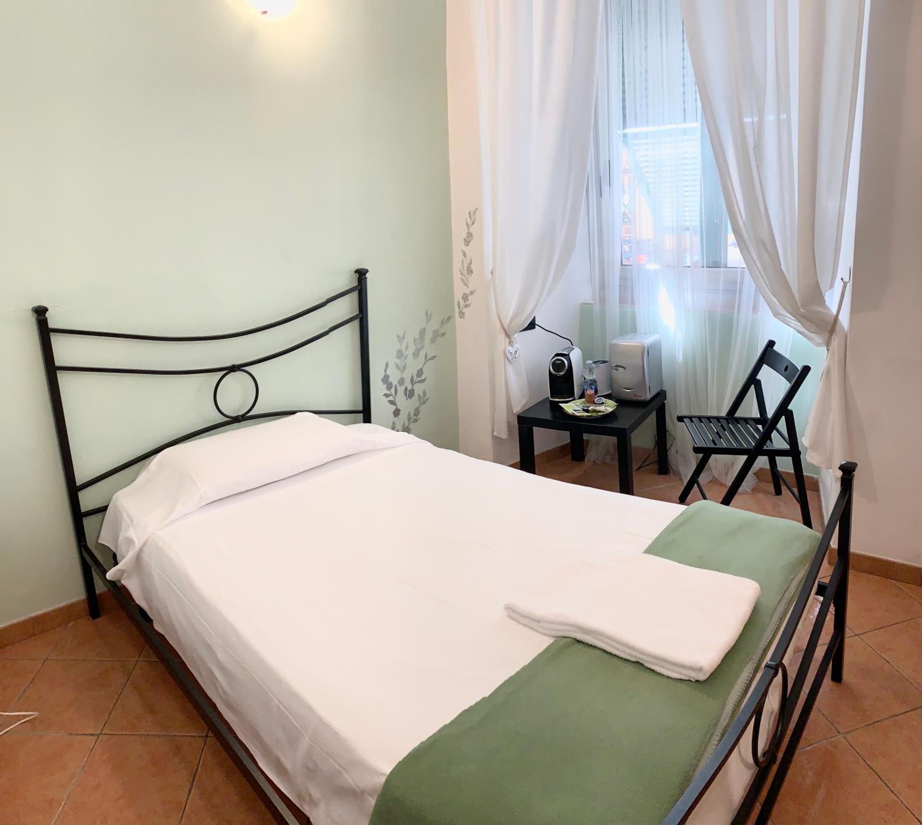 Guest House Virginia's Rooms-Private free Parking and Top Carignano District