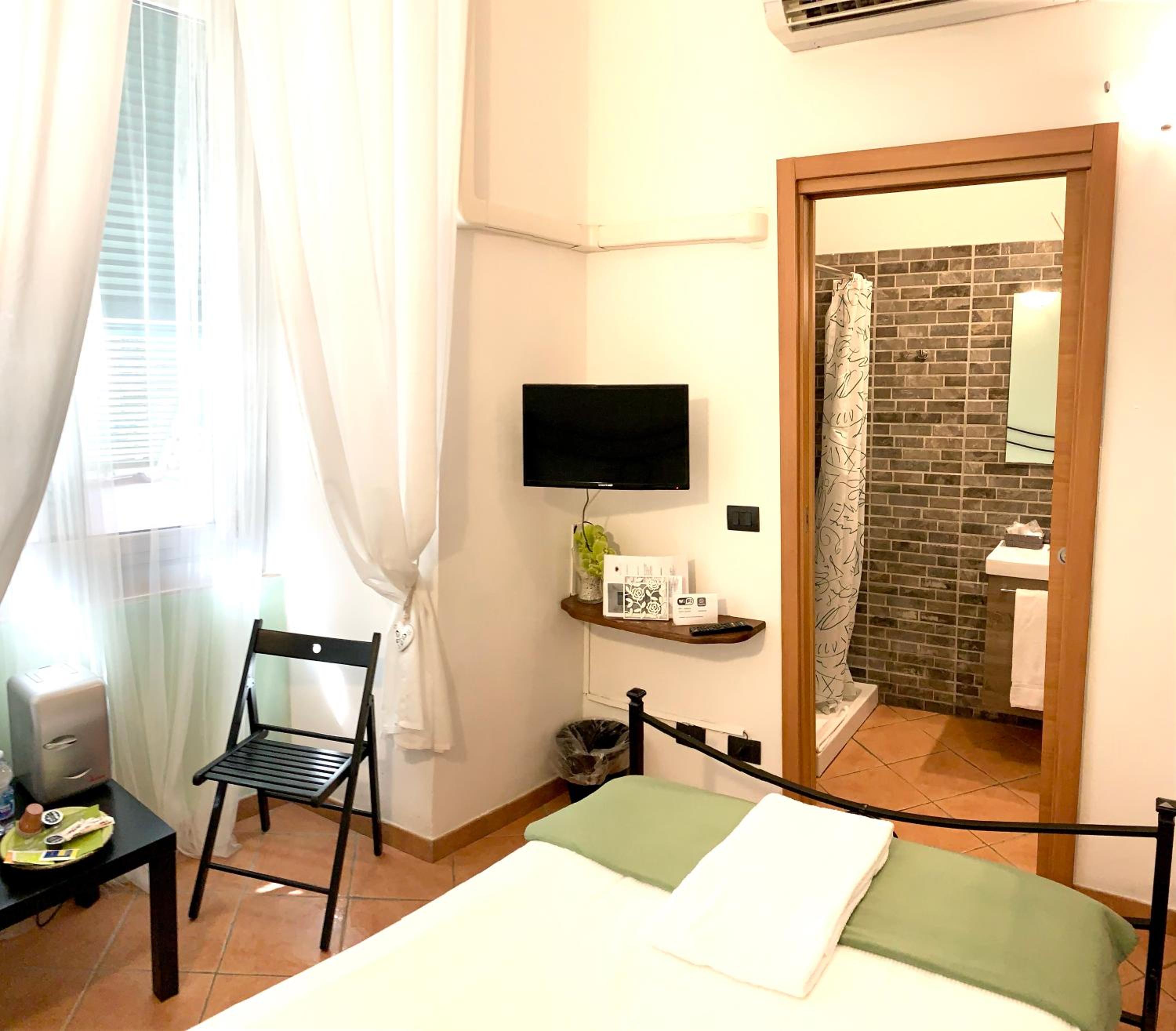 Guest House Virginia's Rooms-Private free Parking and Top Carignano District
