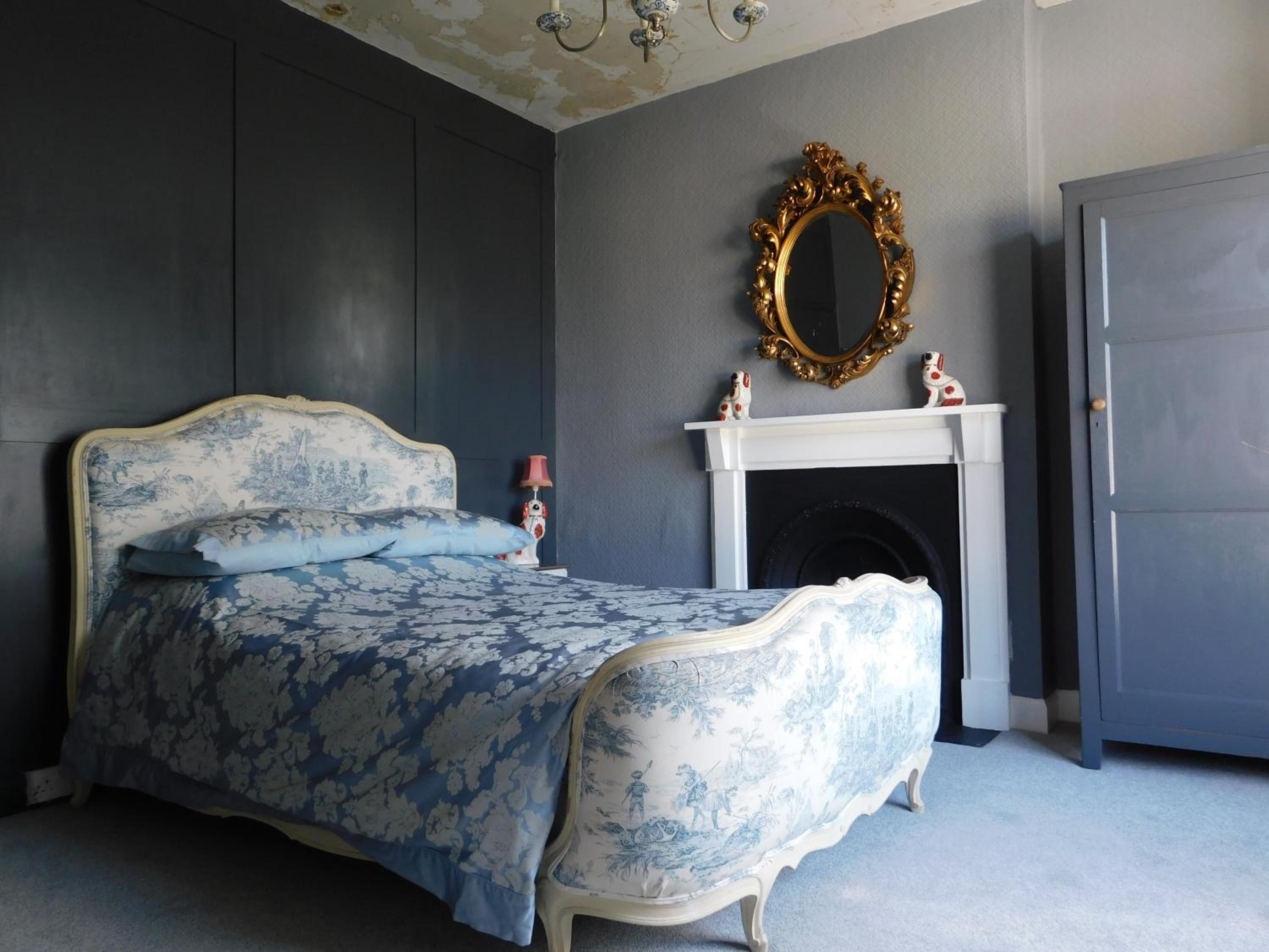 Bear House B&B, Ensuite room above the Brachio Bakery Cafe, Colyton