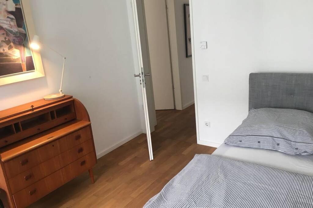 2 Bedroom Mauerpark-Apartment, Berlin Mitte View calendar