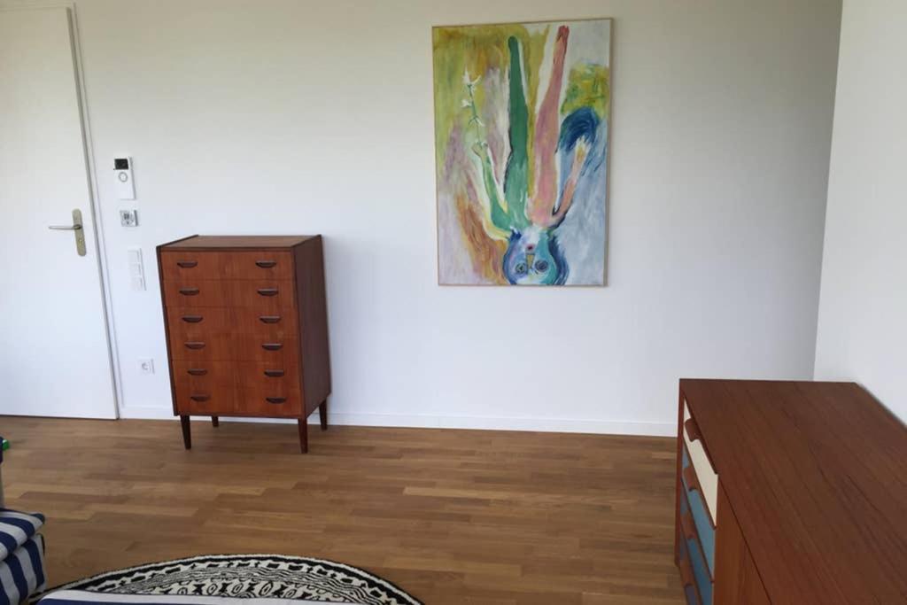 2 Bedroom Mauerpark-Apartment, Berlin Mitte View calendar