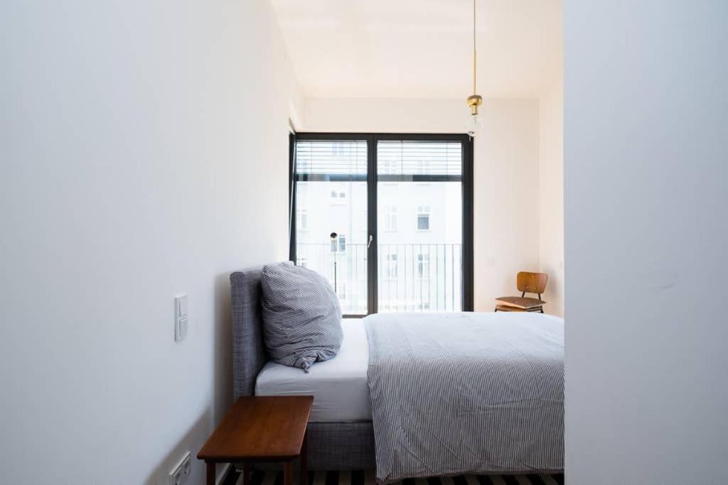 2 Bedroom Mauerpark-Apartment, Berlin Mitte View calendar