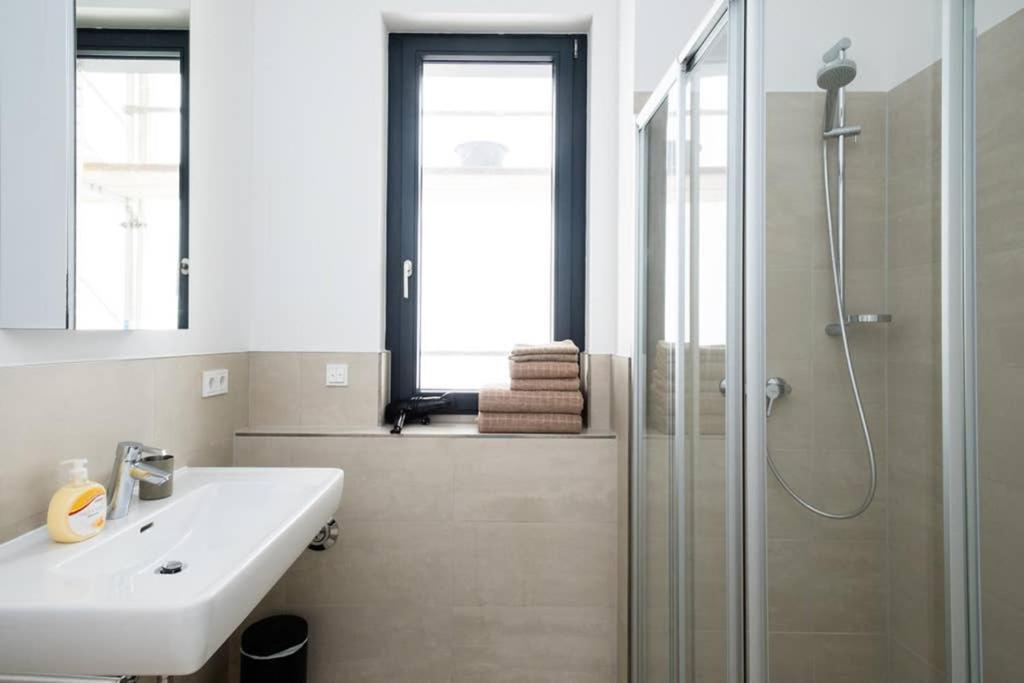 2 Bedroom Mauerpark-Apartment, Berlin Mitte View calendar