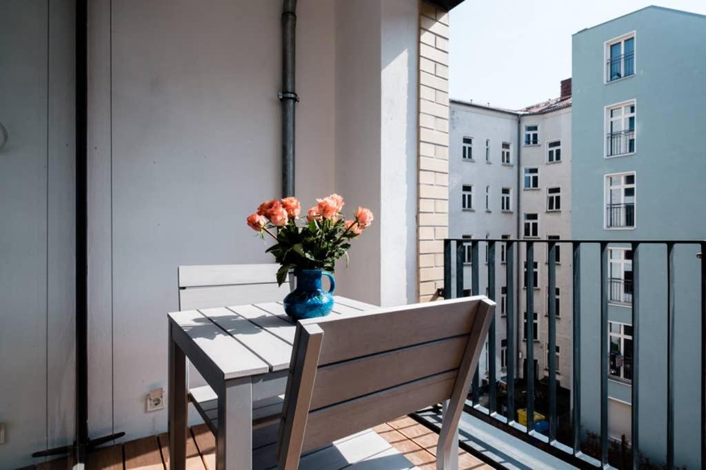 2 Bedroom Mauerpark-Apartment, Berlin Mitte View calendar