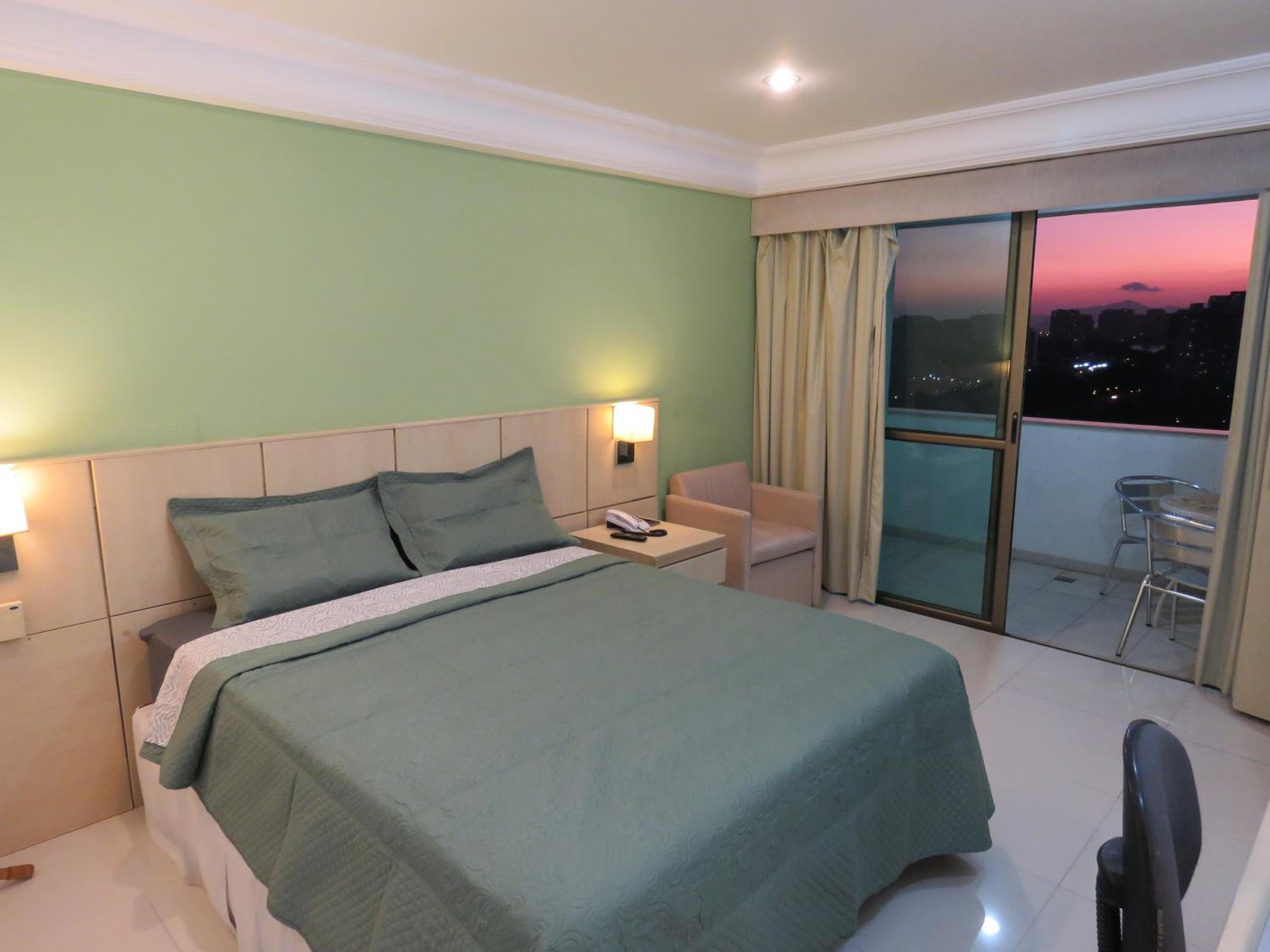 Barra Prime Flats, Ed Mediterrâneo, wi-fi 400Mb, balsa pra praia grátis, ar condicionado novo!