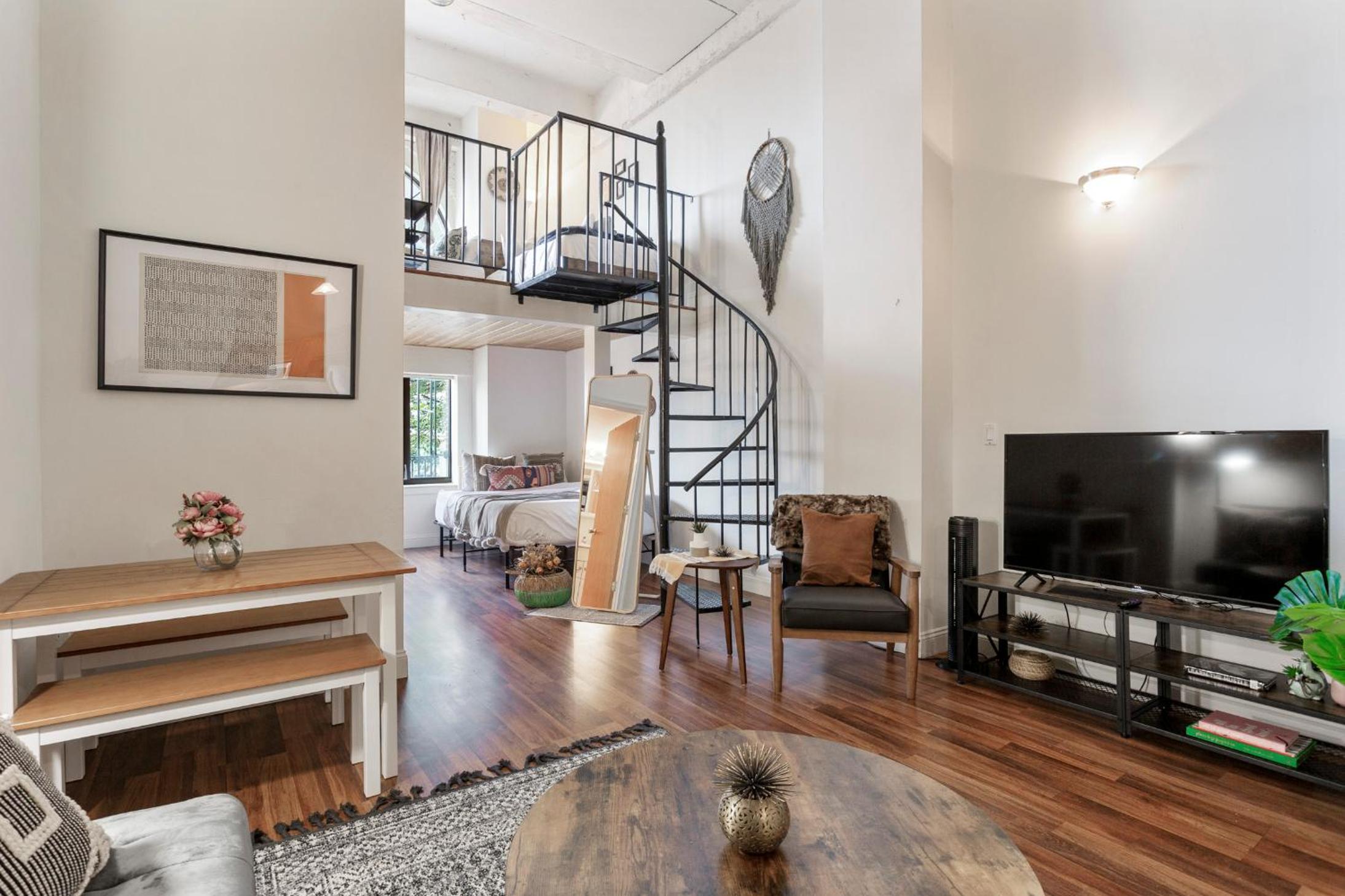 Sleeps 4! 2BR, Gym, Paid Parking, Close to Major Attractions view 4