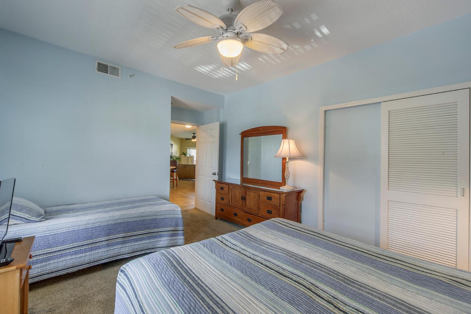 Large 1,225 sq ft Unit Beach Views Crimson #204