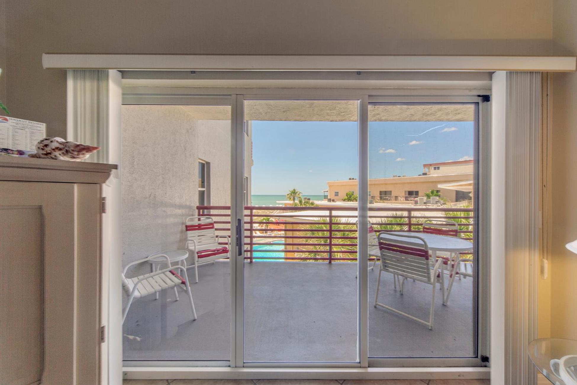 Large 1,225 sq ft Unit Beach Views Crimson #204