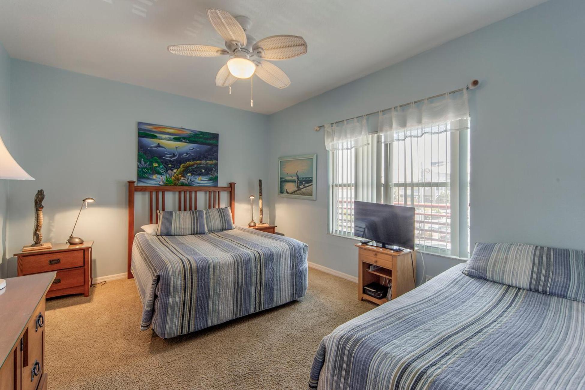 Large 1,225 sq ft Unit Beach Views Crimson #204