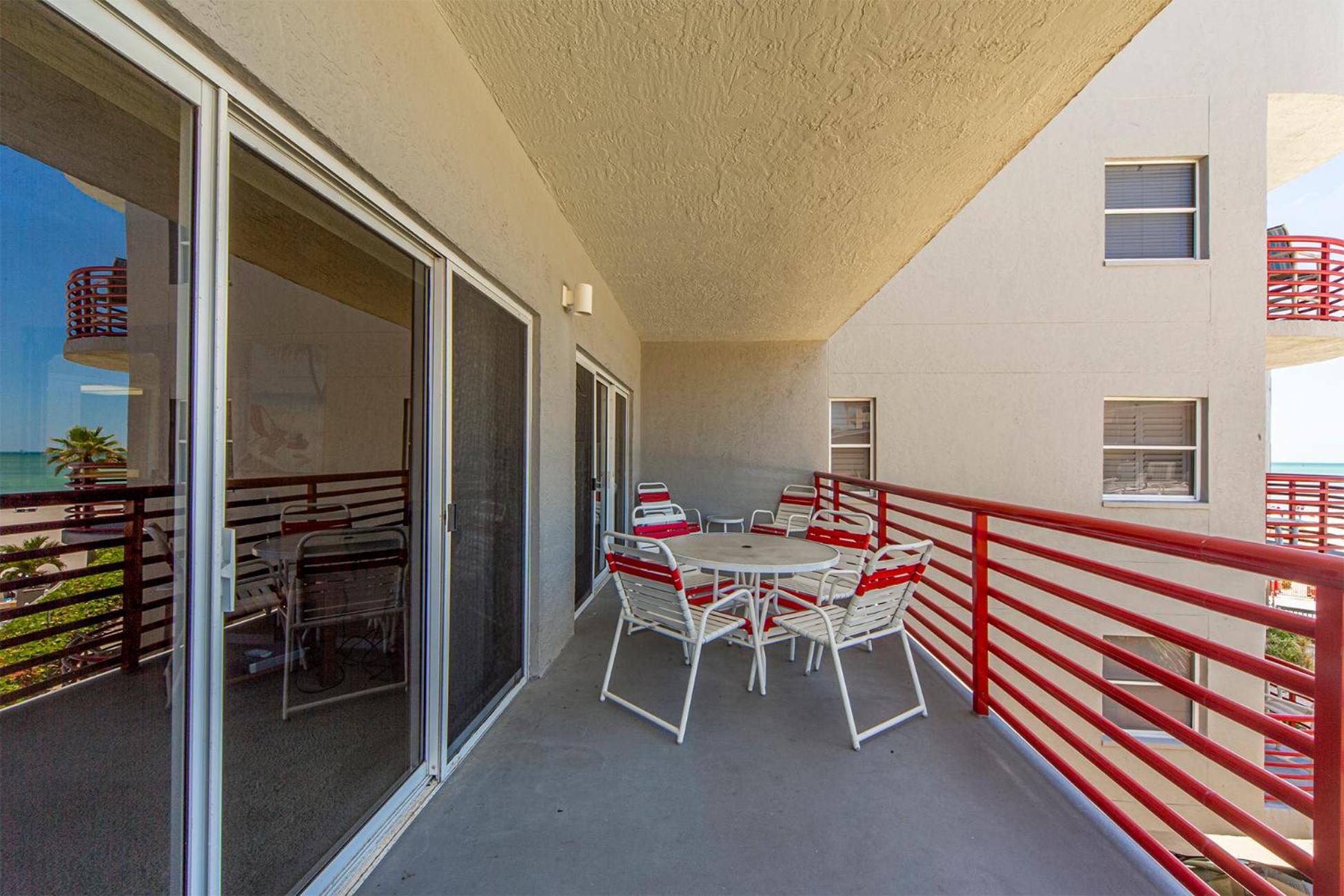 Large 1,225 sq ft Unit Beach Views Crimson #204