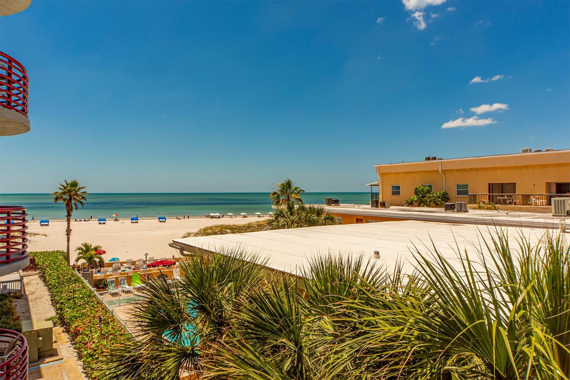 Large 1,225 sq ft Unit Beach Views Crimson #204