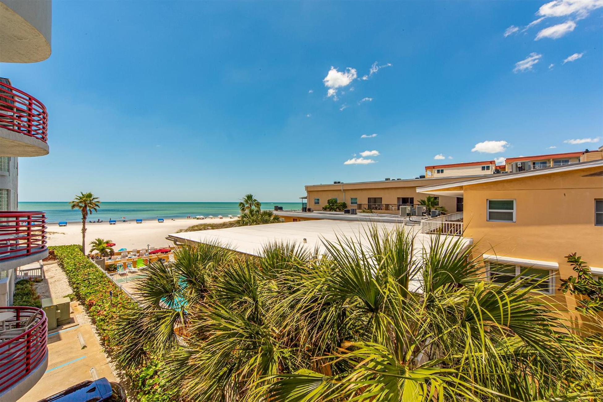 Large 1,225 sq ft Unit Beach Views Crimson #204