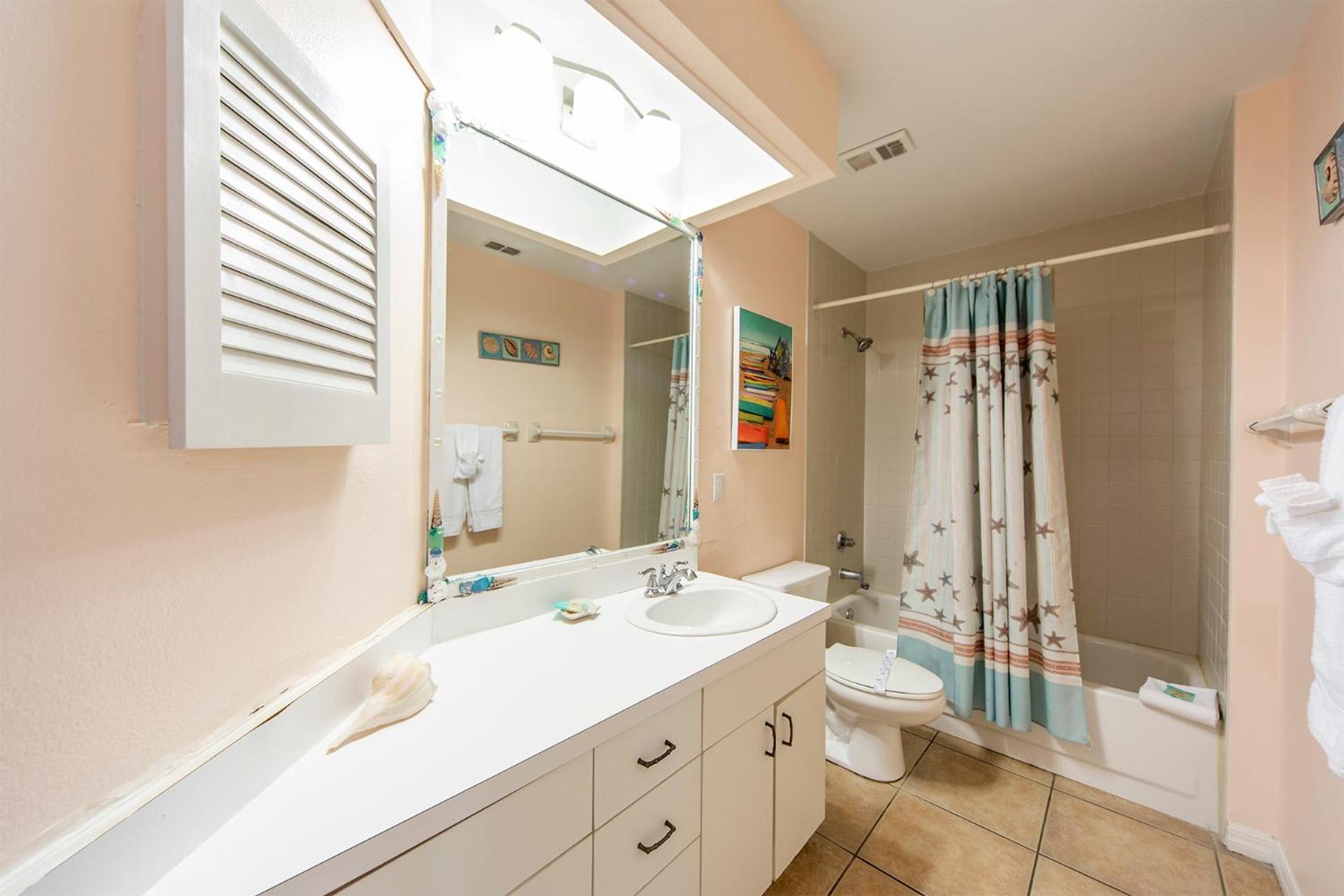 Large 1,225 sq ft Unit Beach Views Crimson #204