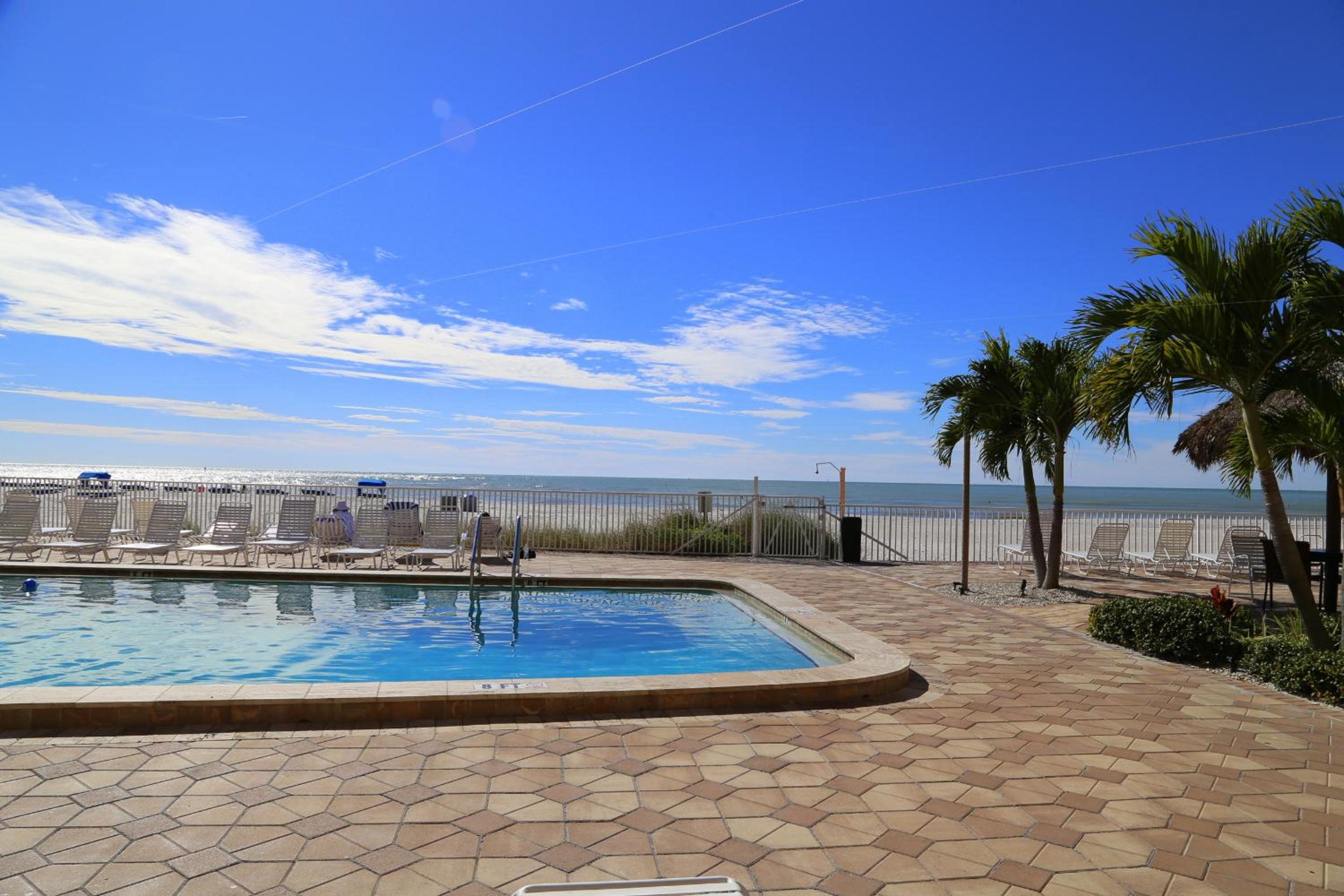 Direct Beachfront - Updated - Sandy Shores #304