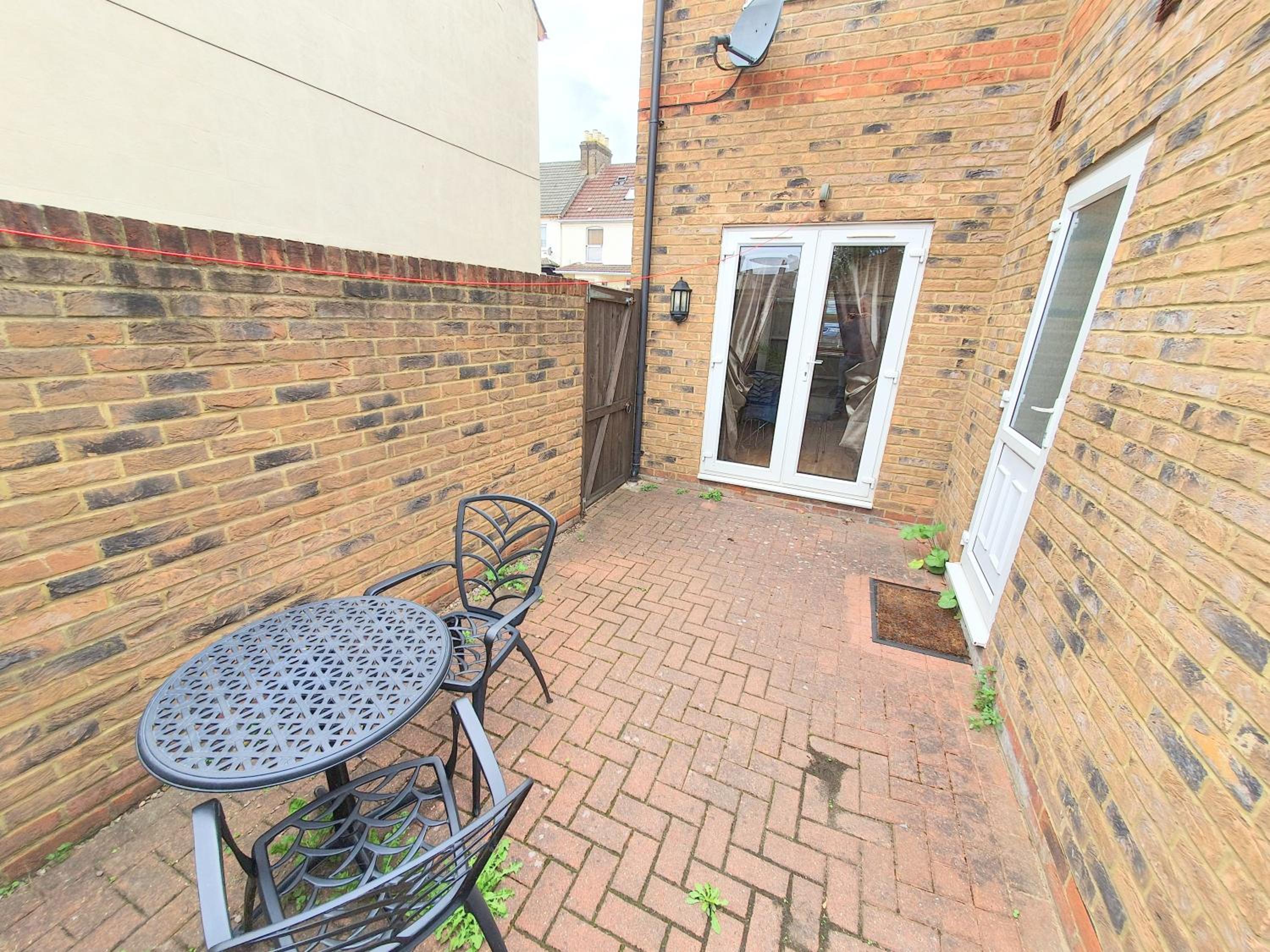 Friars Walk houses with 2 bedrooms, 2 bathrooms, fast Wi-Fi and private parking view 2