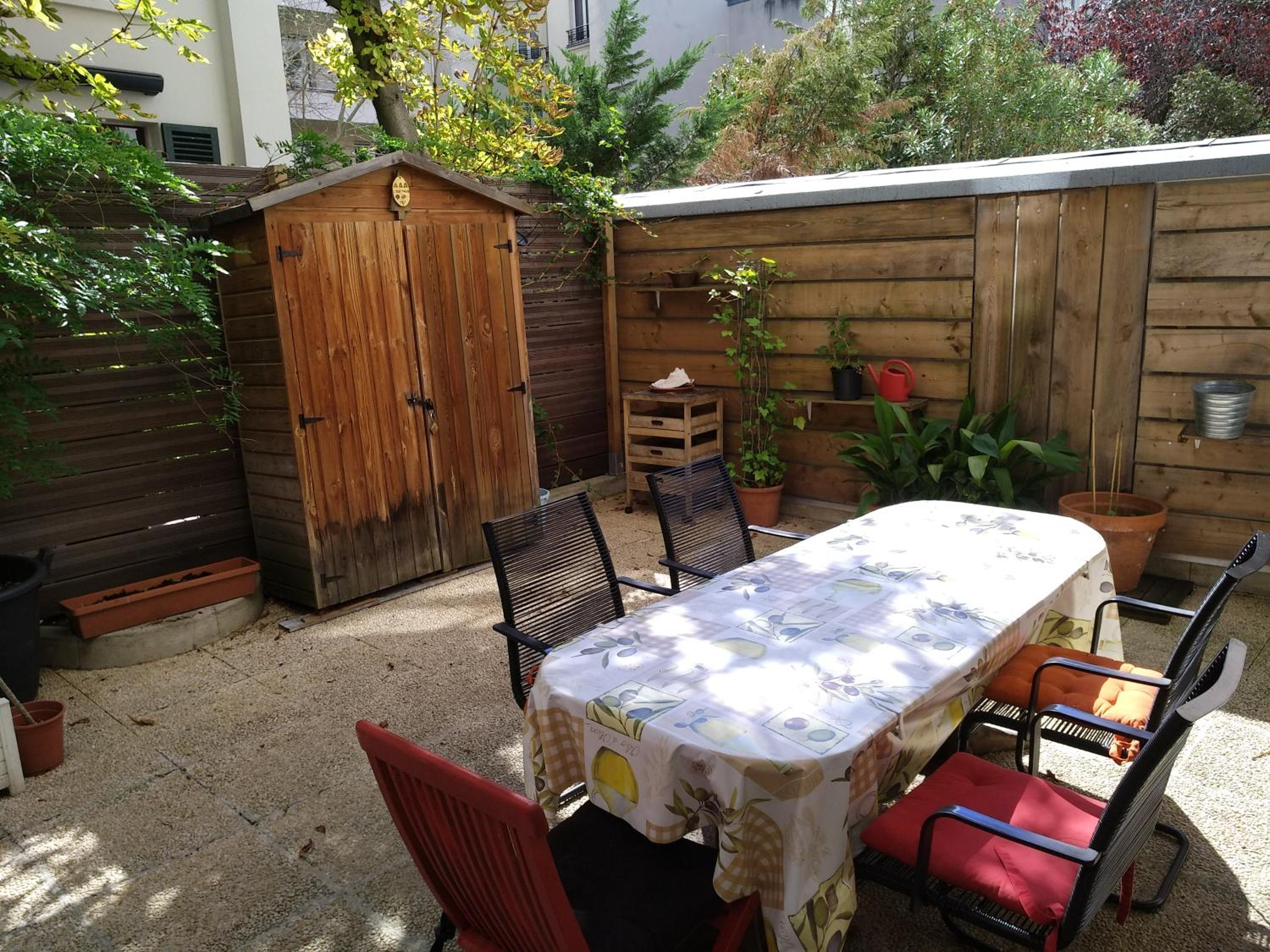 cosy rare 2 bedroom apartment around a private garden view 2