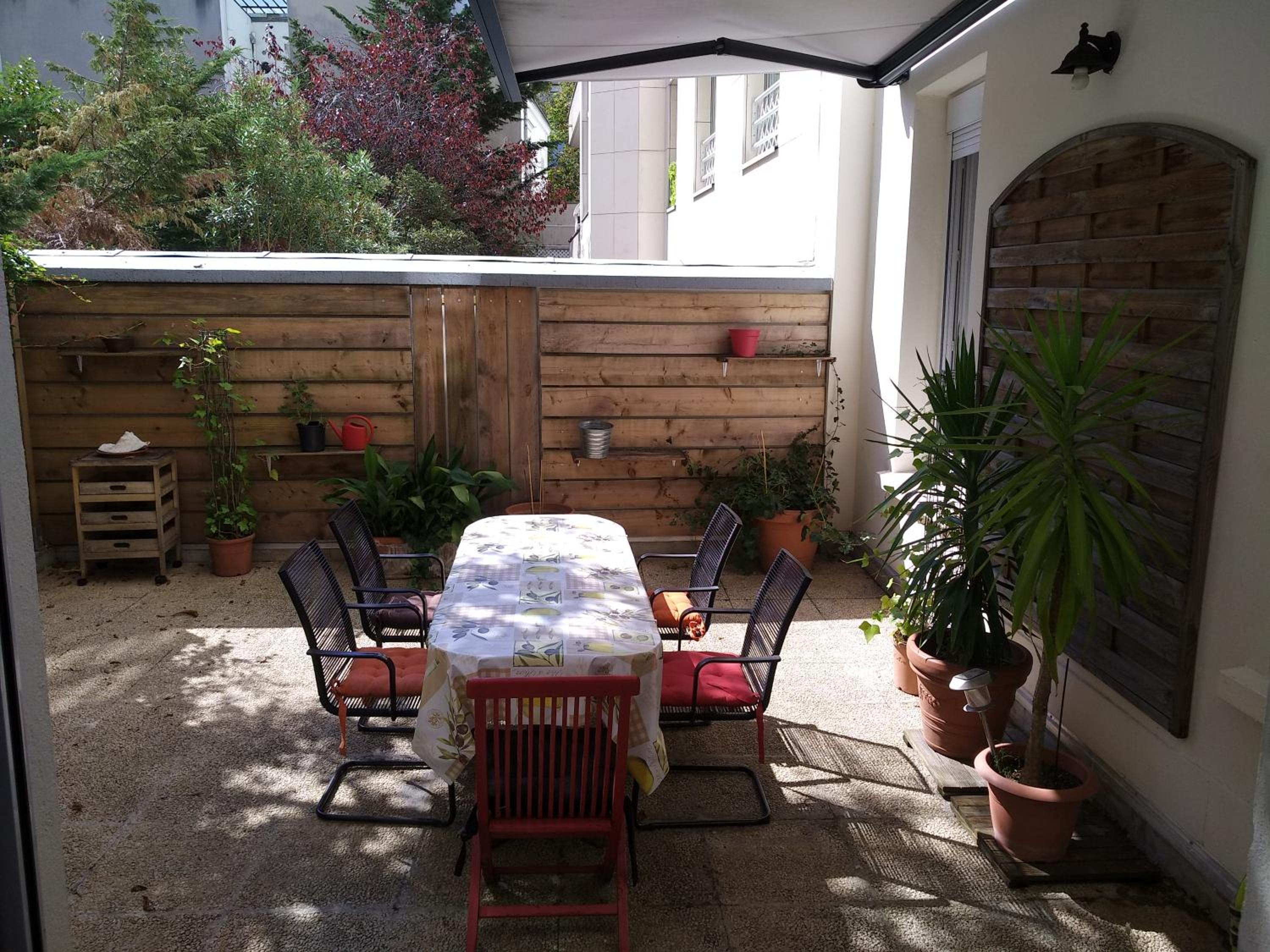 cosy rare 2 bedroom apartment around a private garden view 3