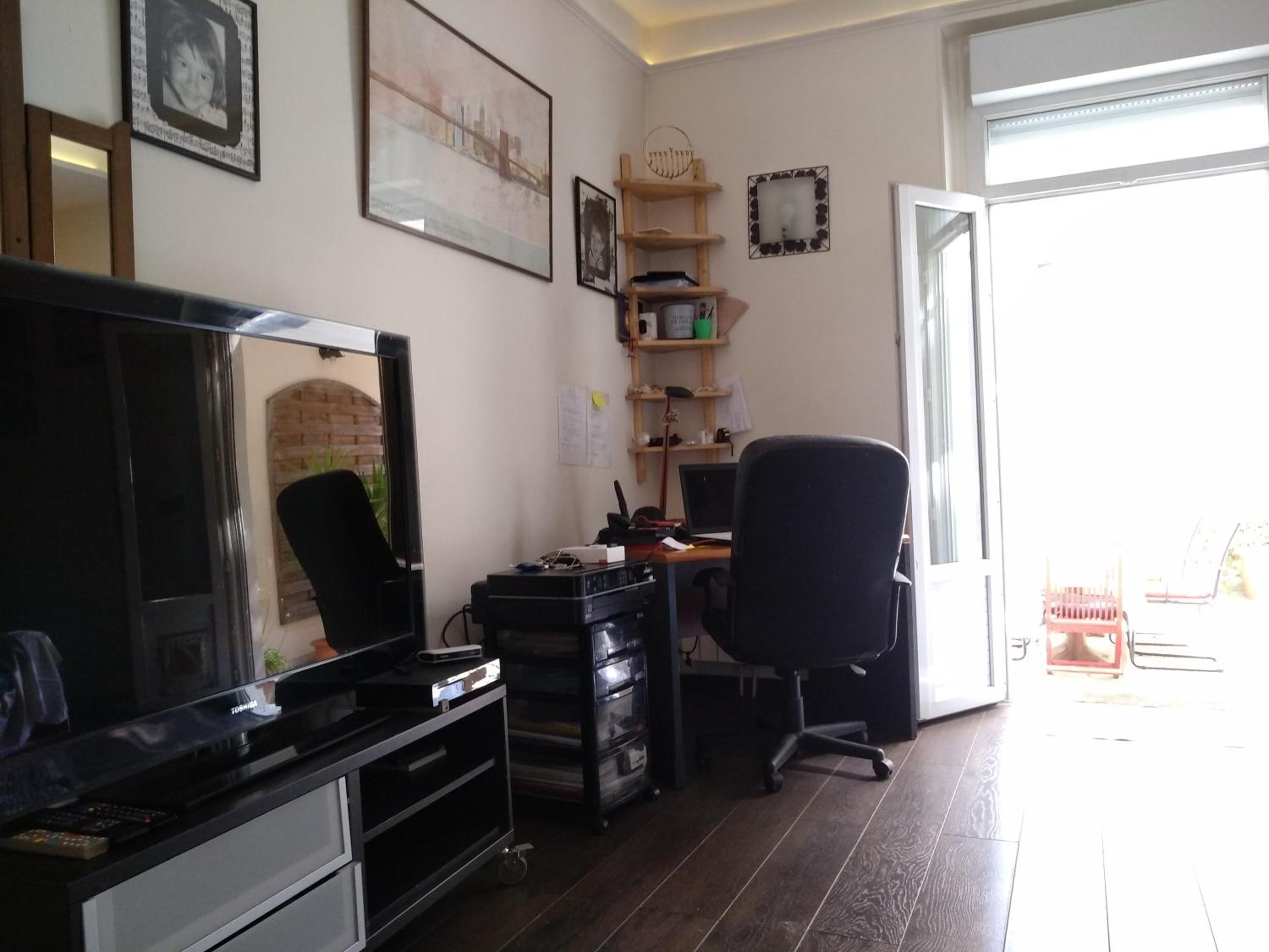 cosy rare 2 bedroom apartment around a private garden view 4