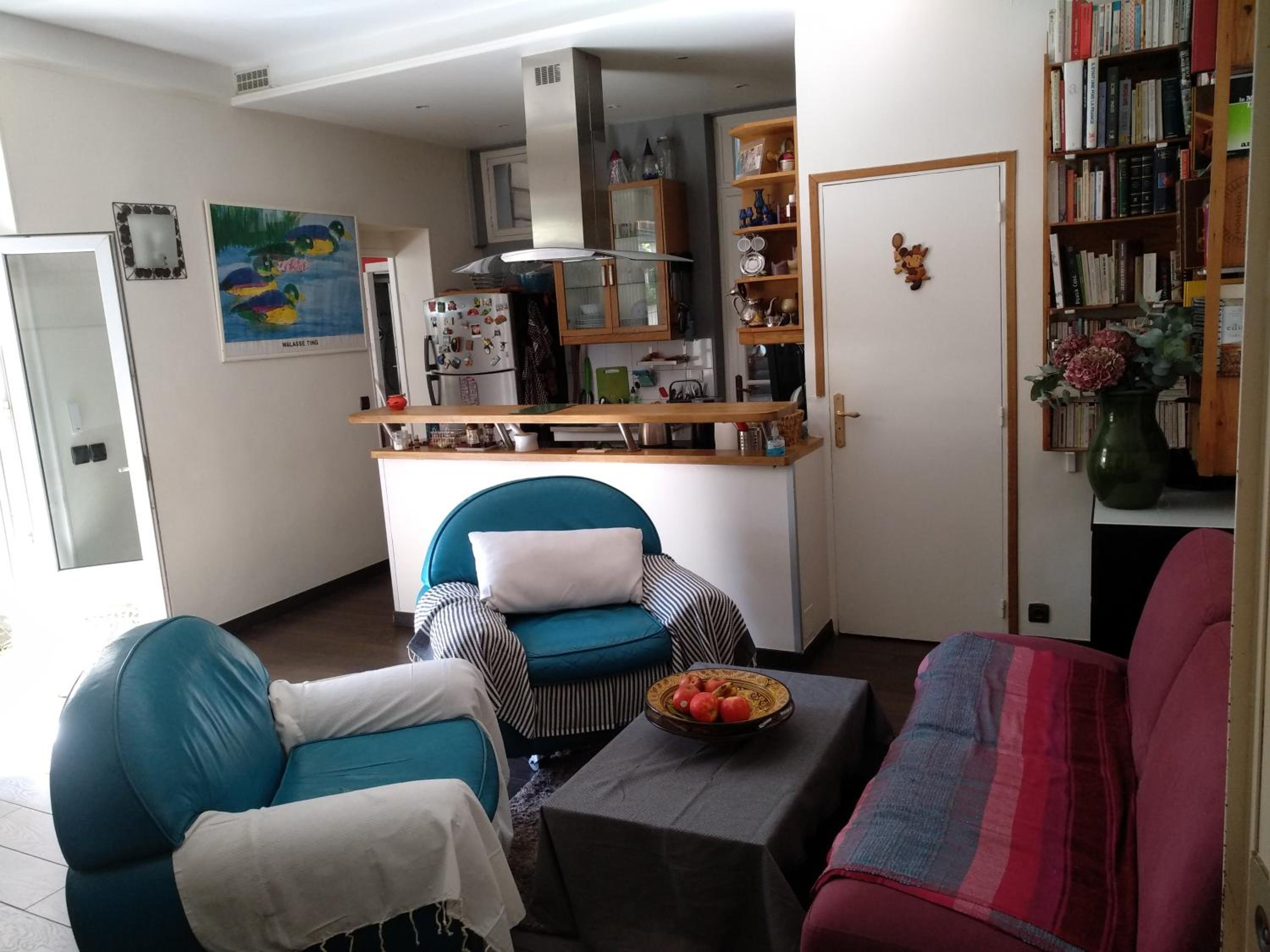 cosy rare 2 bedroom apartment around a private garden view 5