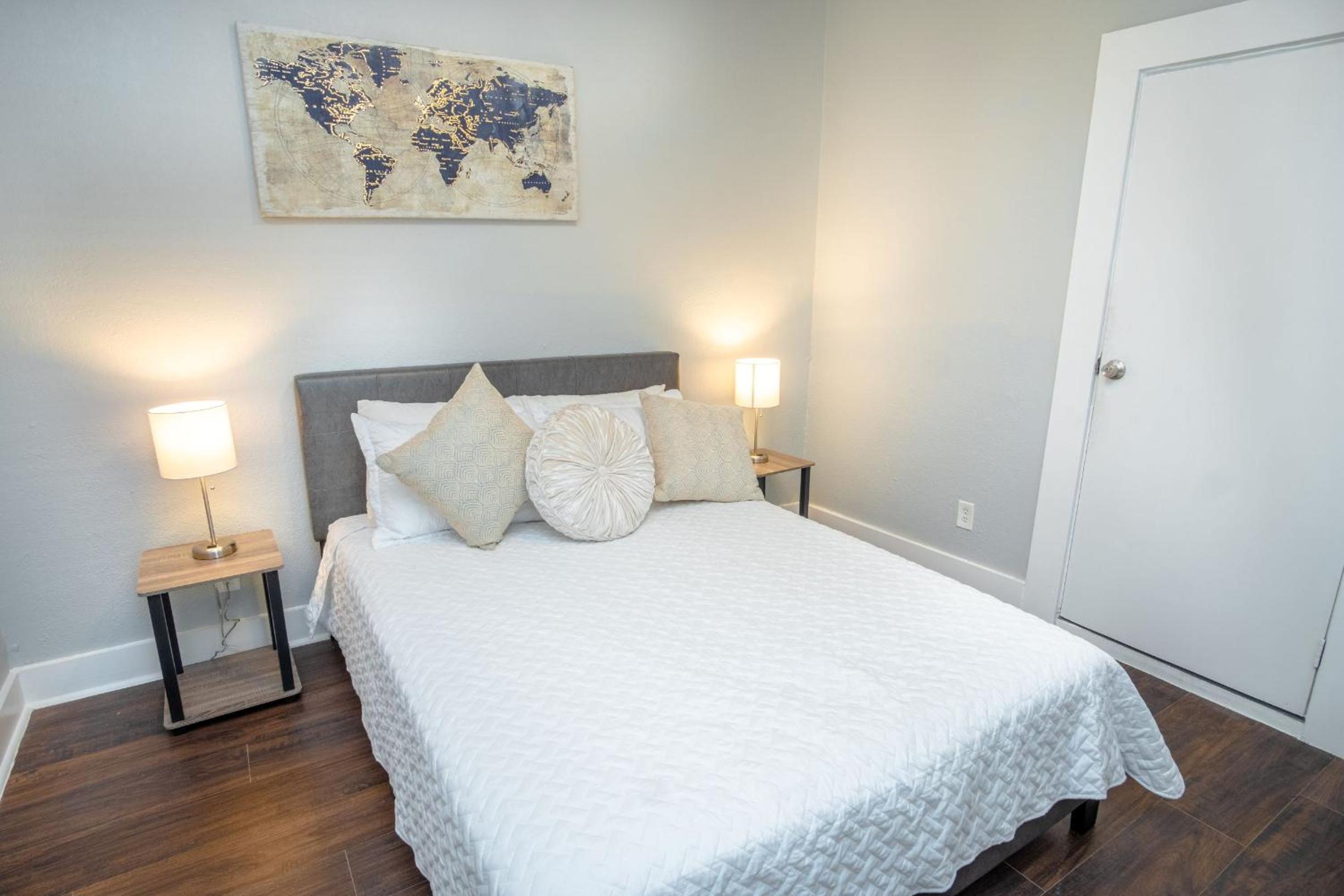 Remodeled Historic 1BR 1BA House Near Downtown view 3