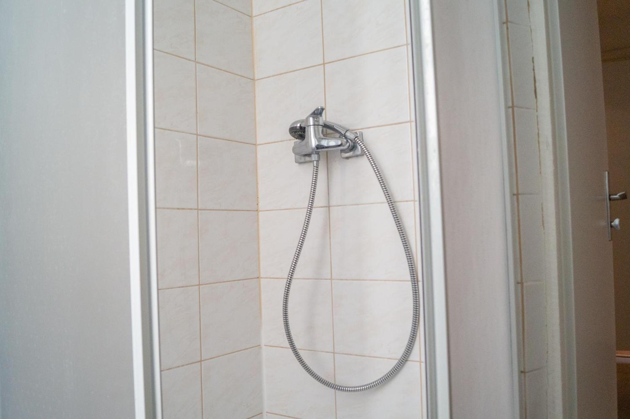 Timeless Red 1BR Apartment - Great for Longstays