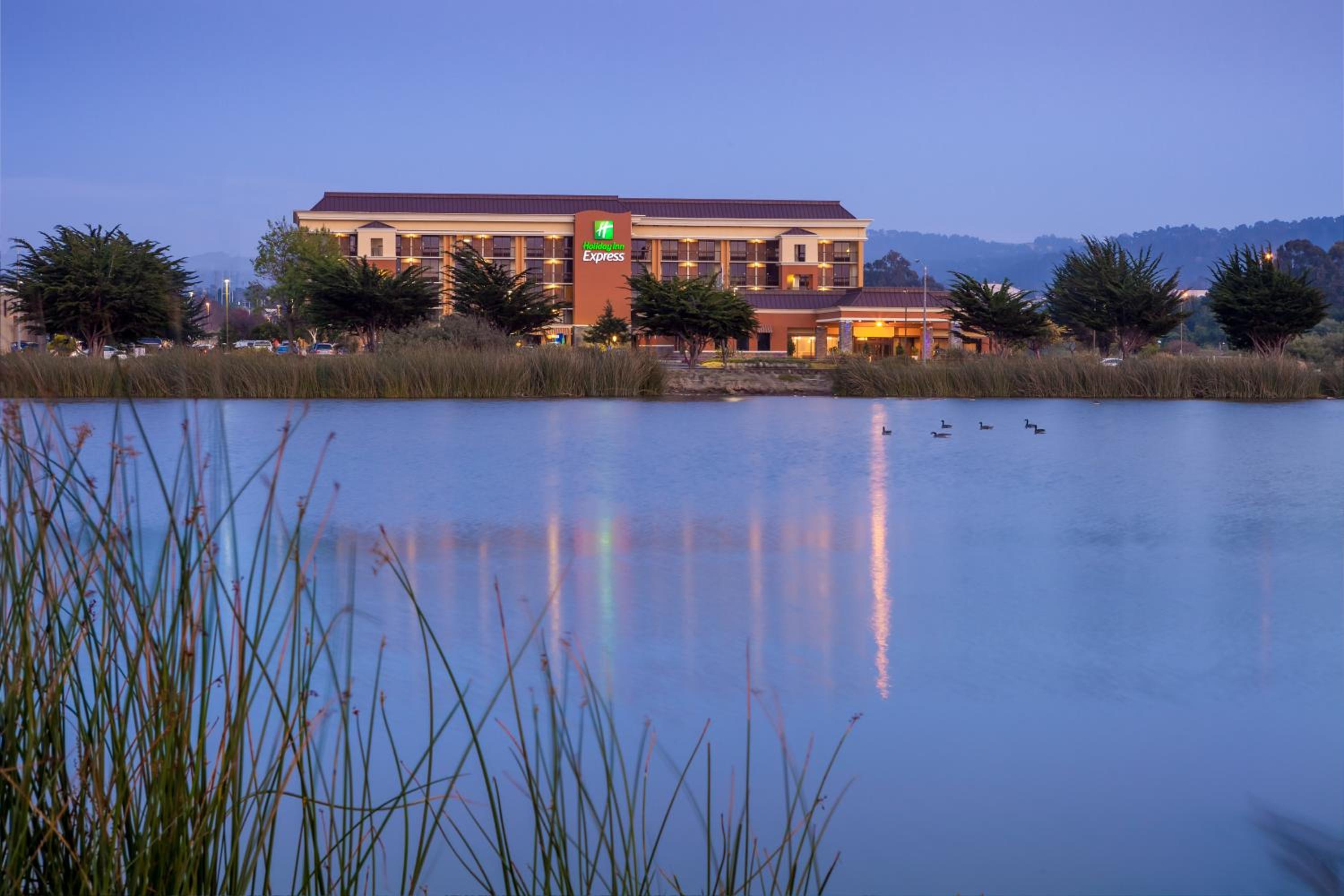 Hotel Holiday Inn Express At Monterey Bay By Ihg