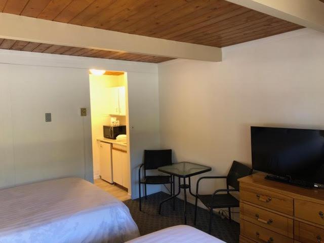 Pines Motel