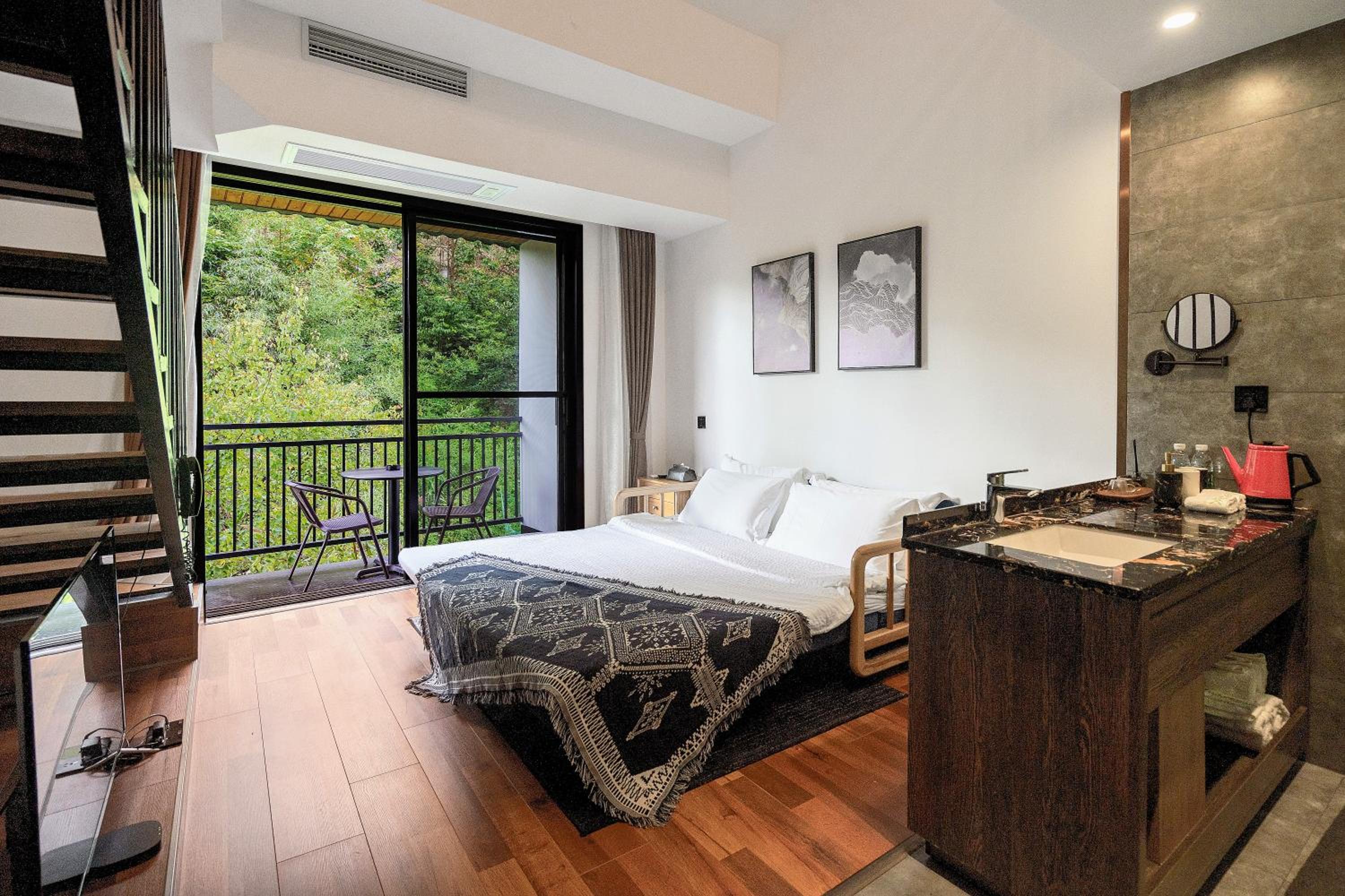 Whispering Mountains Boutique Hotel