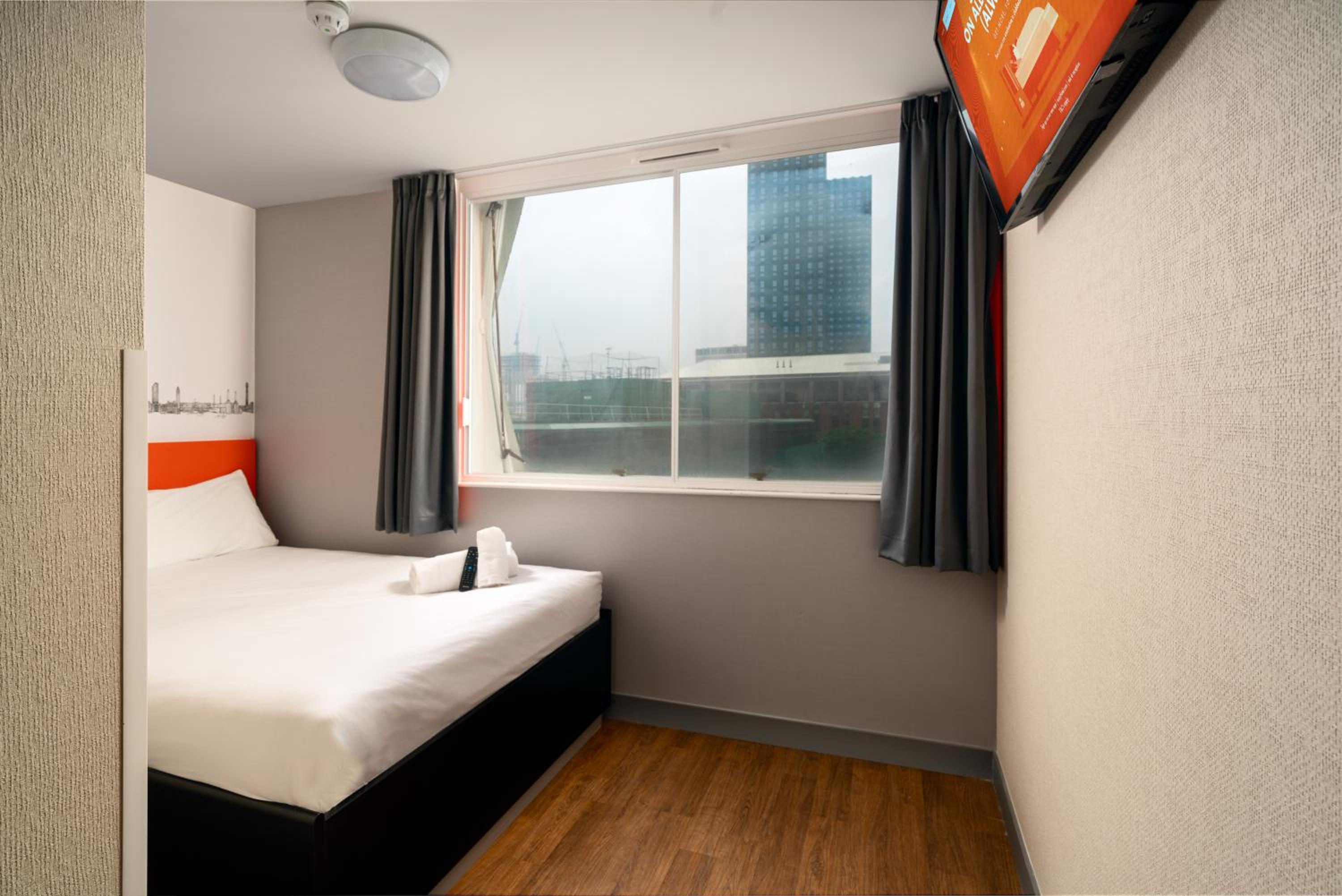 Croydon Vacations - easyHotel Croydon - Property Image 2