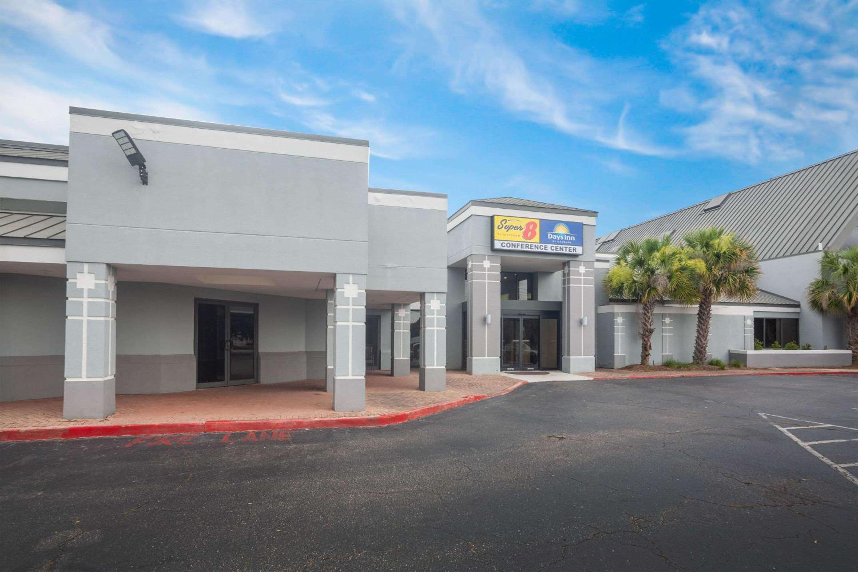 Hotel Super 8 by Wyndham Mobile I-65 - Image 1