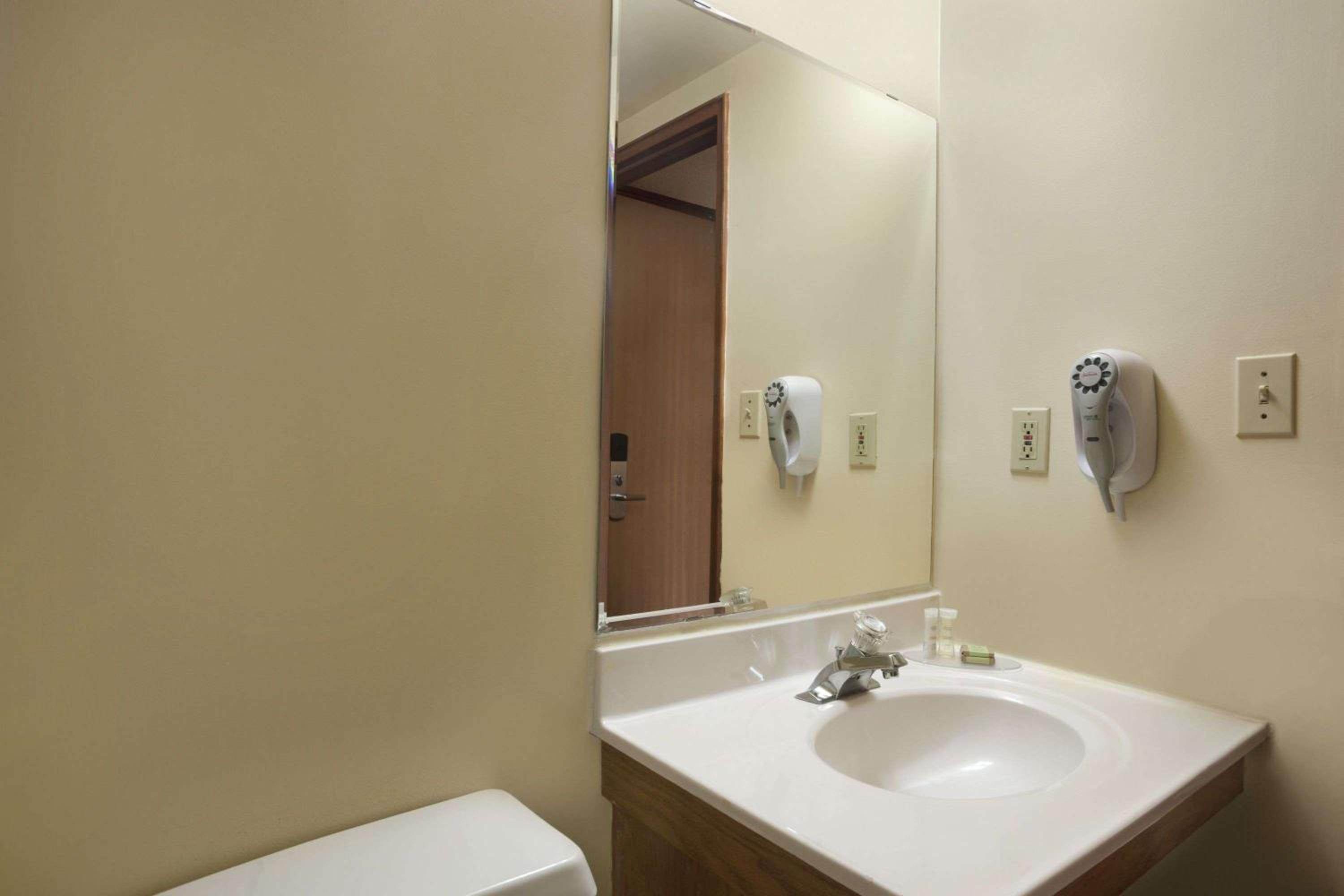 Sarnia Vacations - Super 8 by Wyndham Sarnia ON - Property Image 10