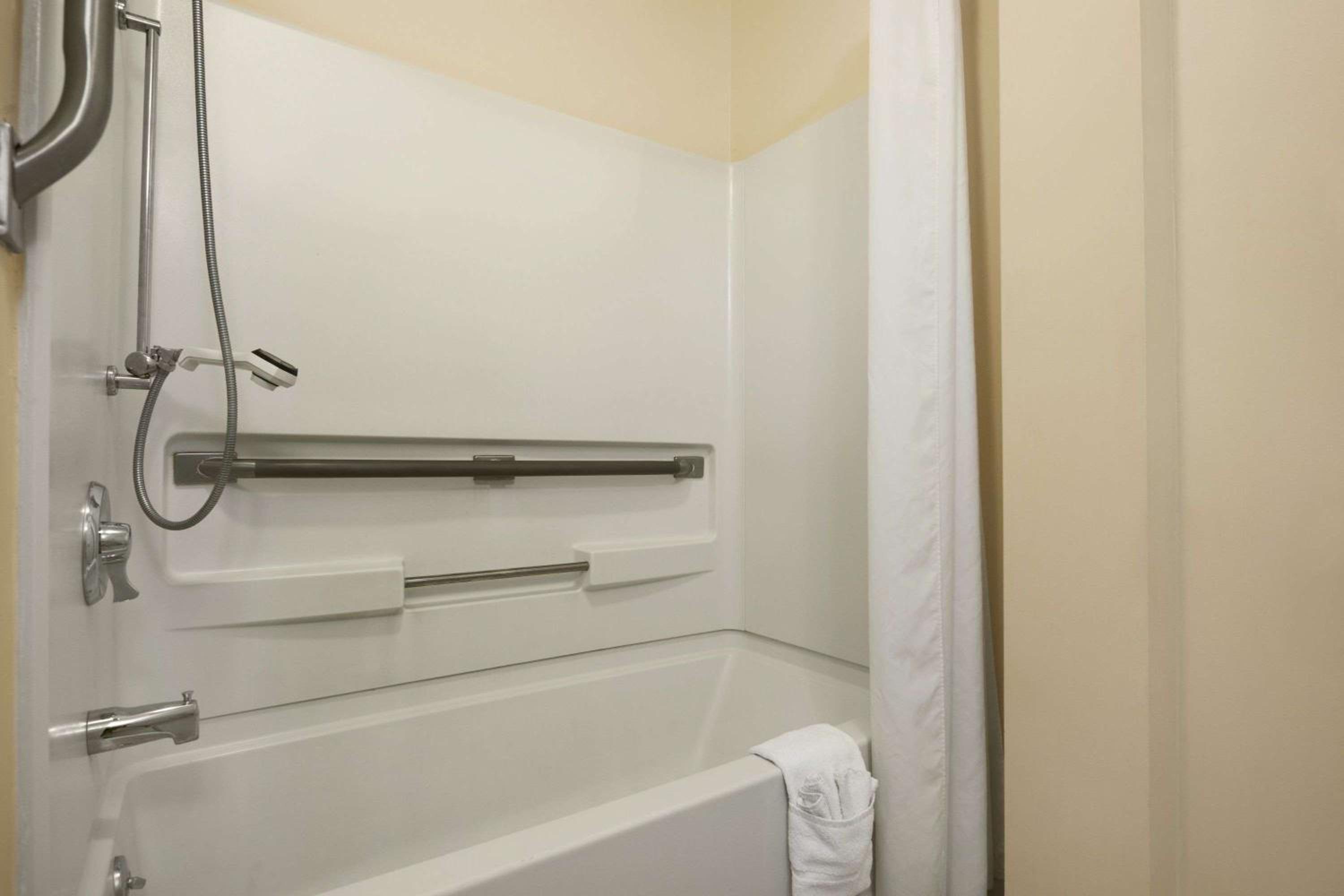 Sarnia Vacations - Super 8 by Wyndham Sarnia ON - Property Image 9