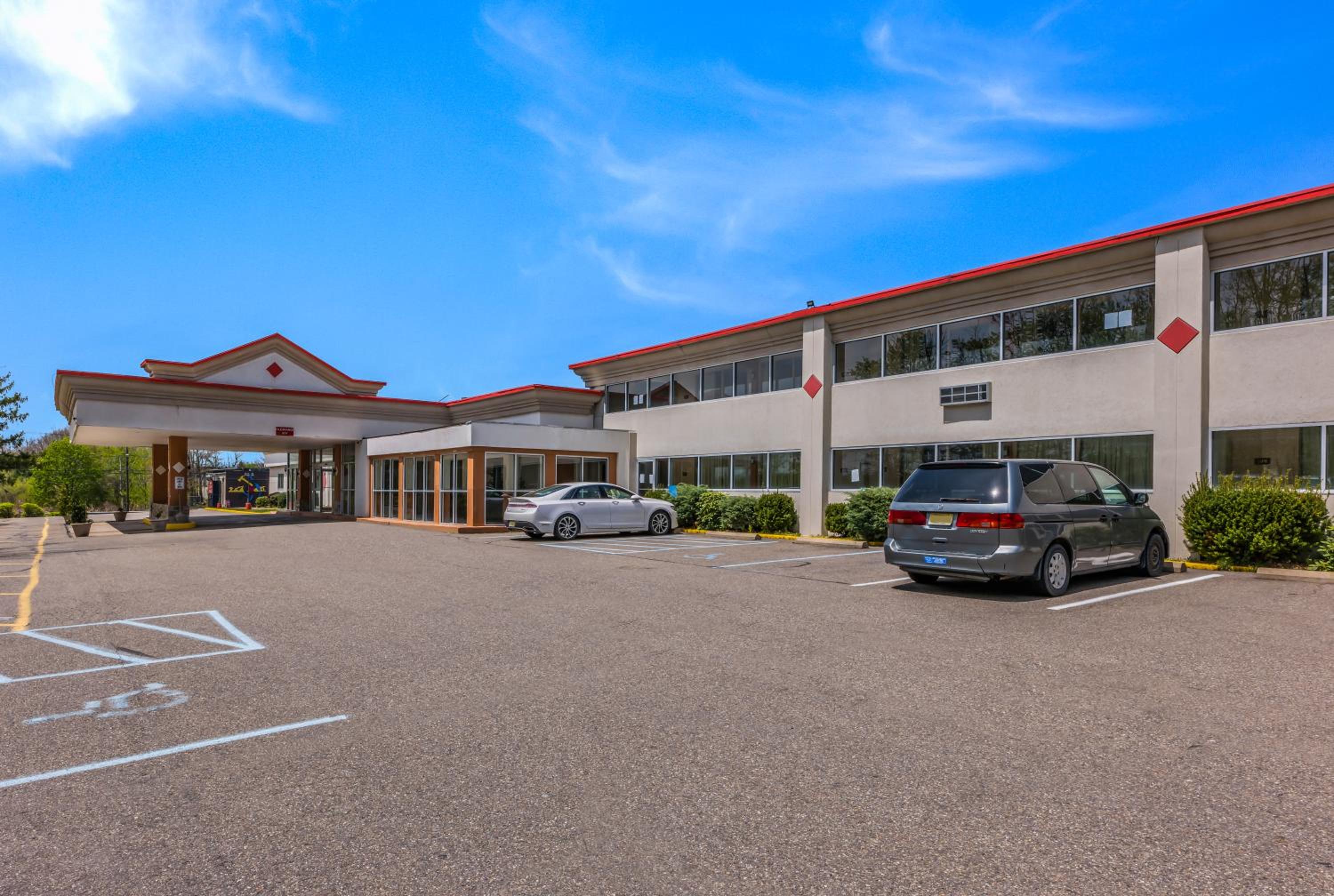 Red Carpet Inn & Suites view 3