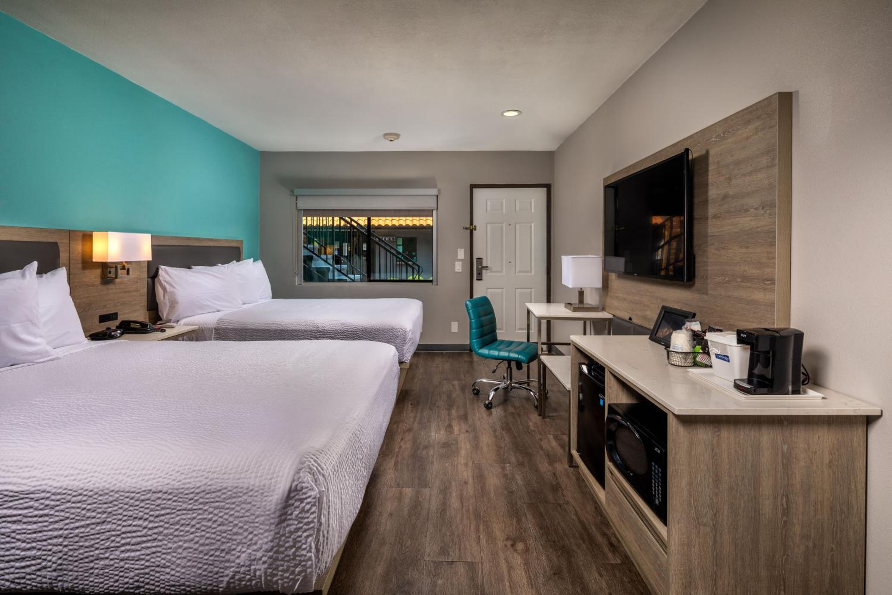 Travelodge by Wyndham LAX view 3