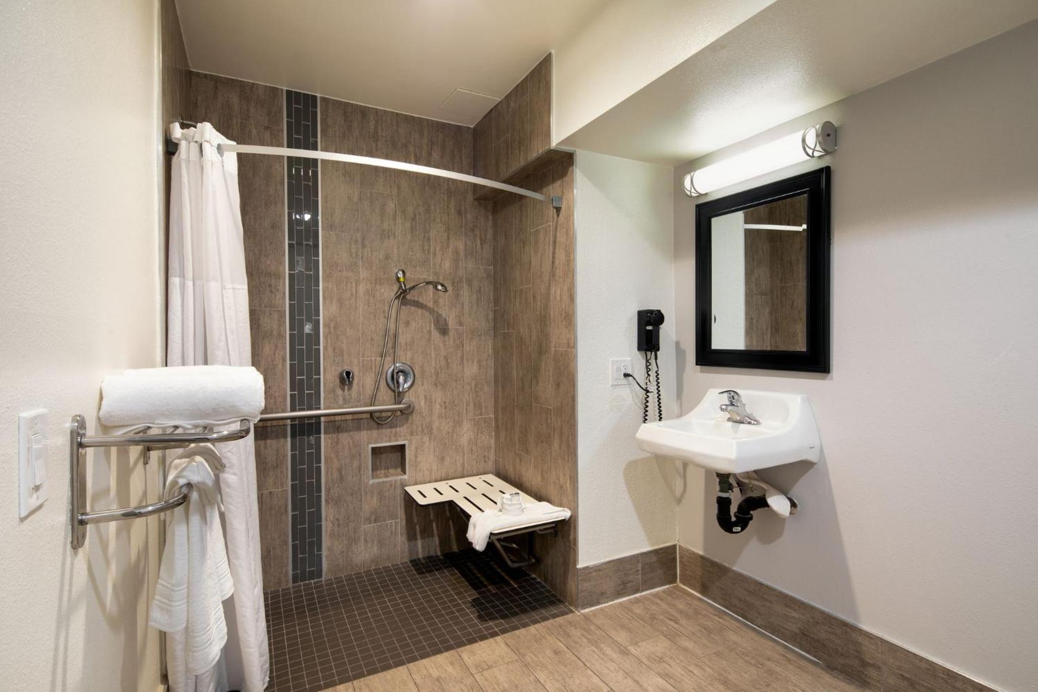 Travelodge by Wyndham LAX view 4