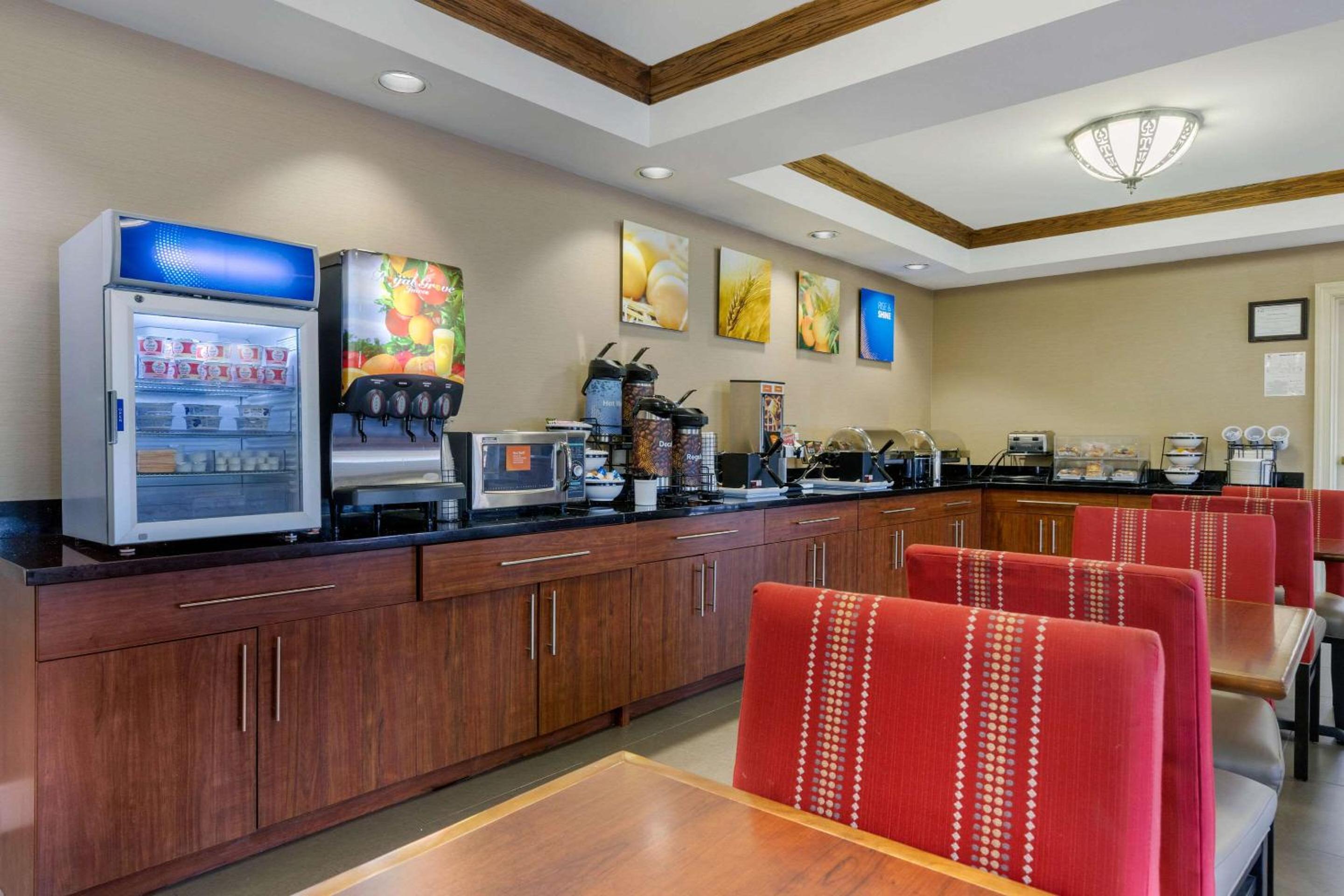 Cordele Vacations - Comfort Inn  Suites - Property Image 3