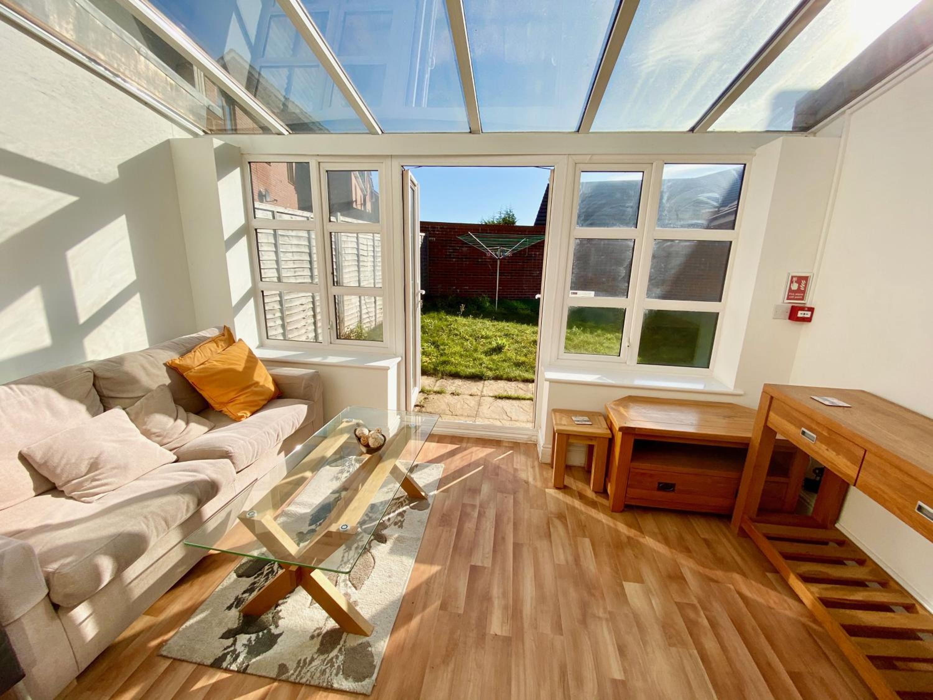 Basingstoke Townhouse Near Hospital view 4