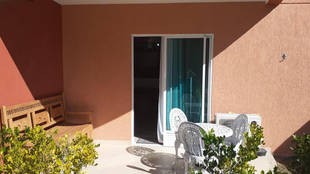 Flat com praia privativa e lazer total em Arraial