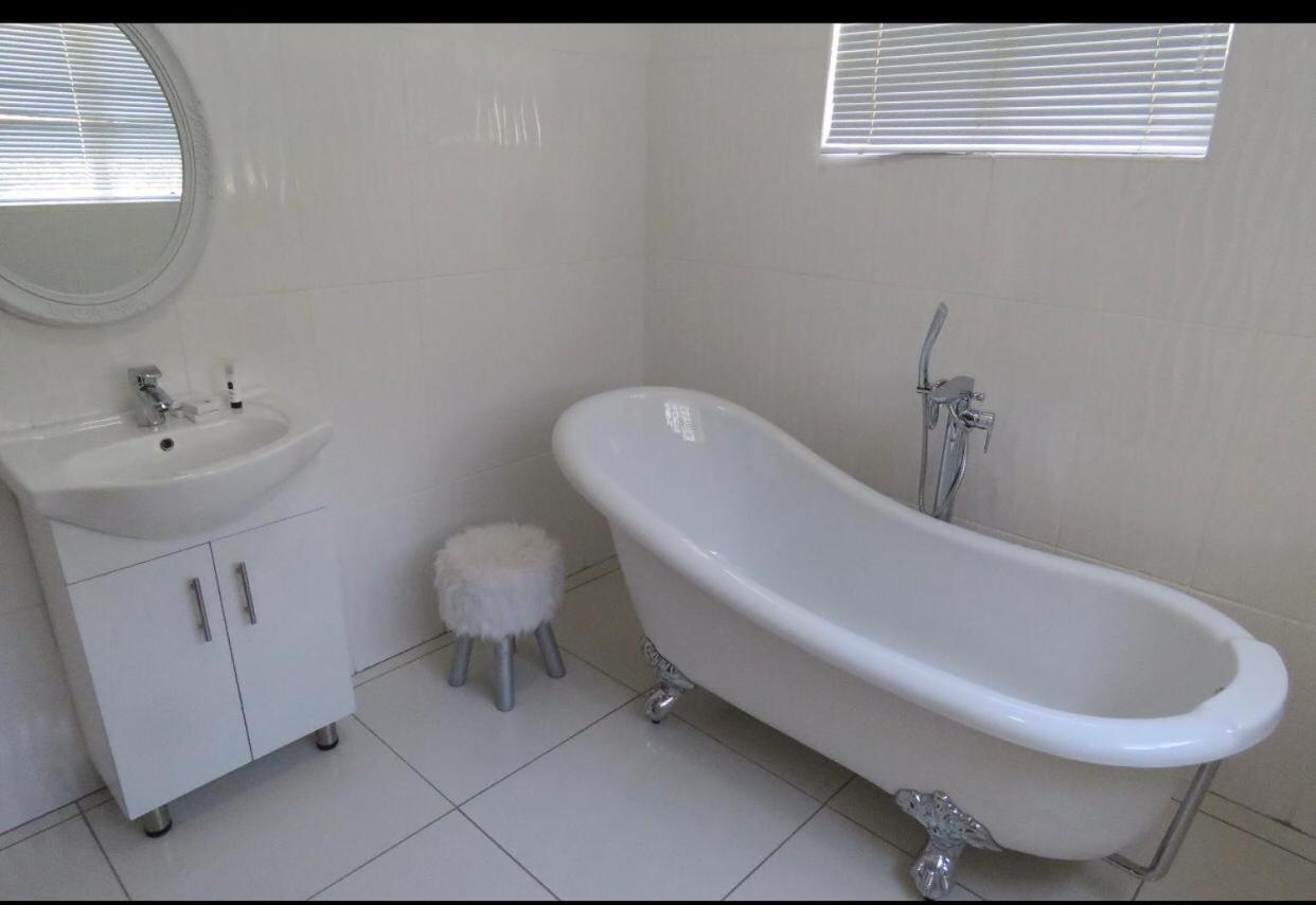 Beverley Hills guesthouse view 5