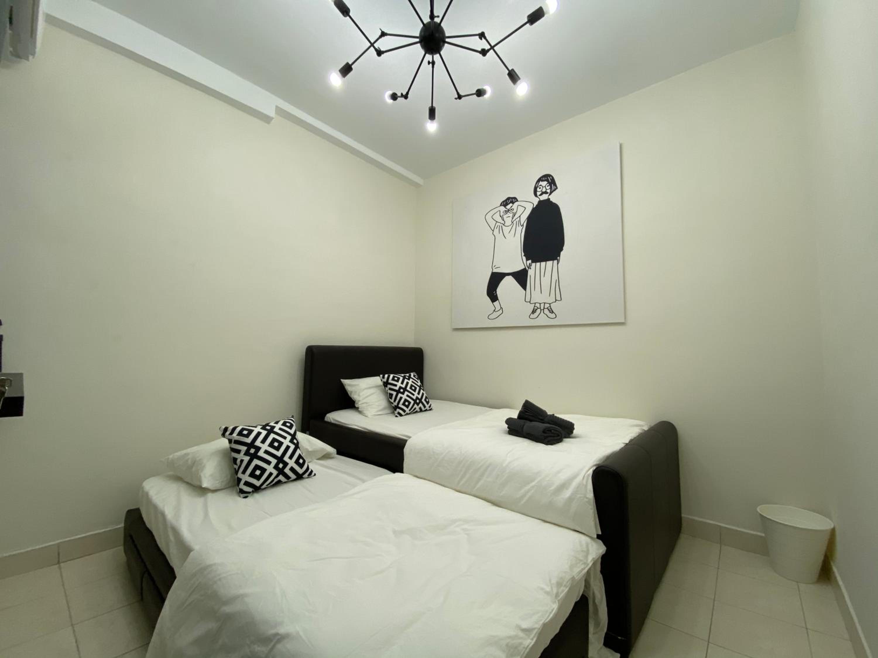 118-Nineteen Hideout photo 6