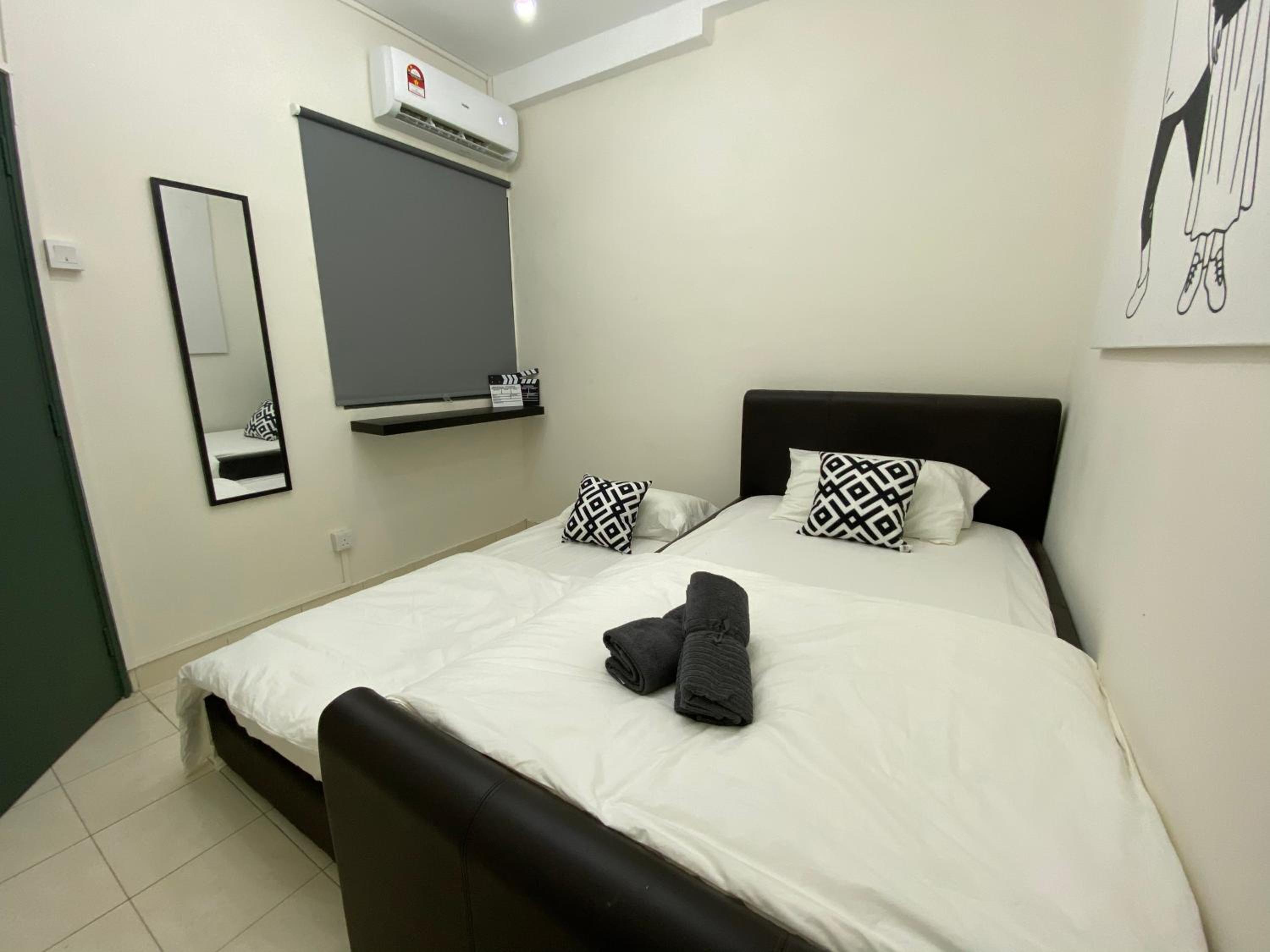 118-Nineteen Hideout photo 7
