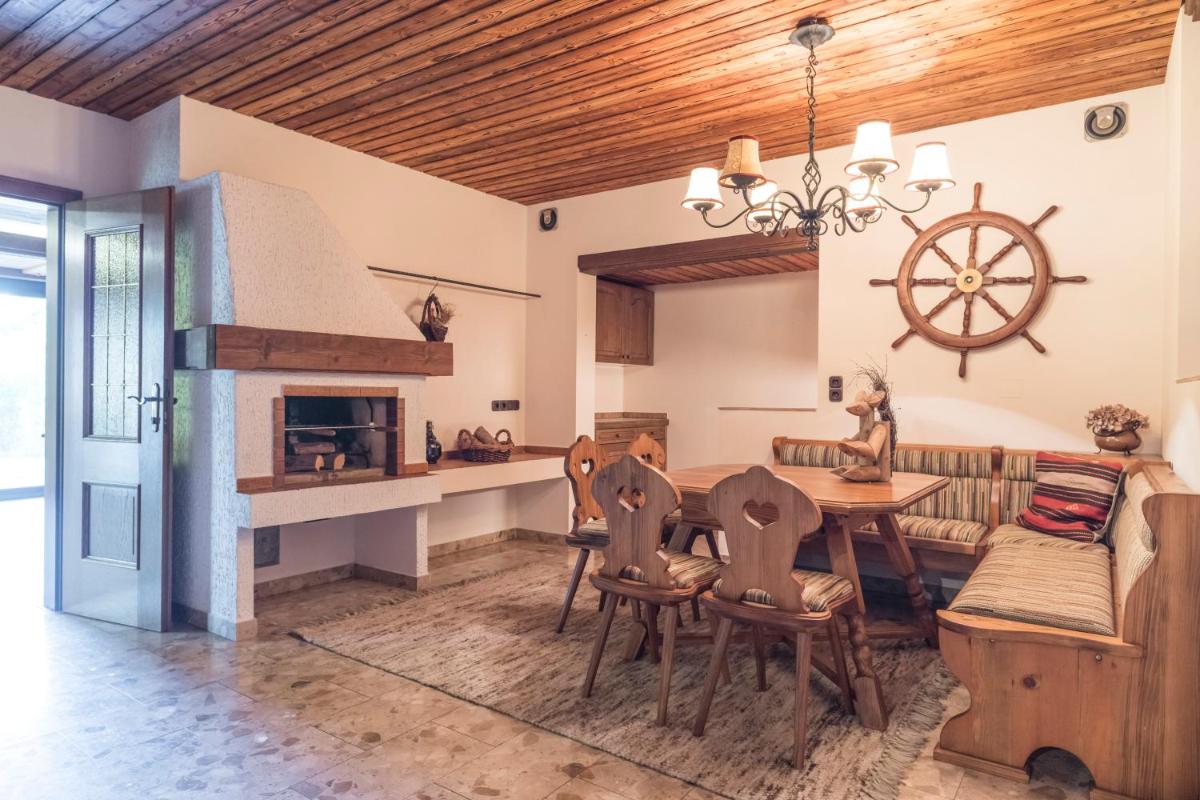 Yes, it is RETRO - Big Villa with Indoor Pool