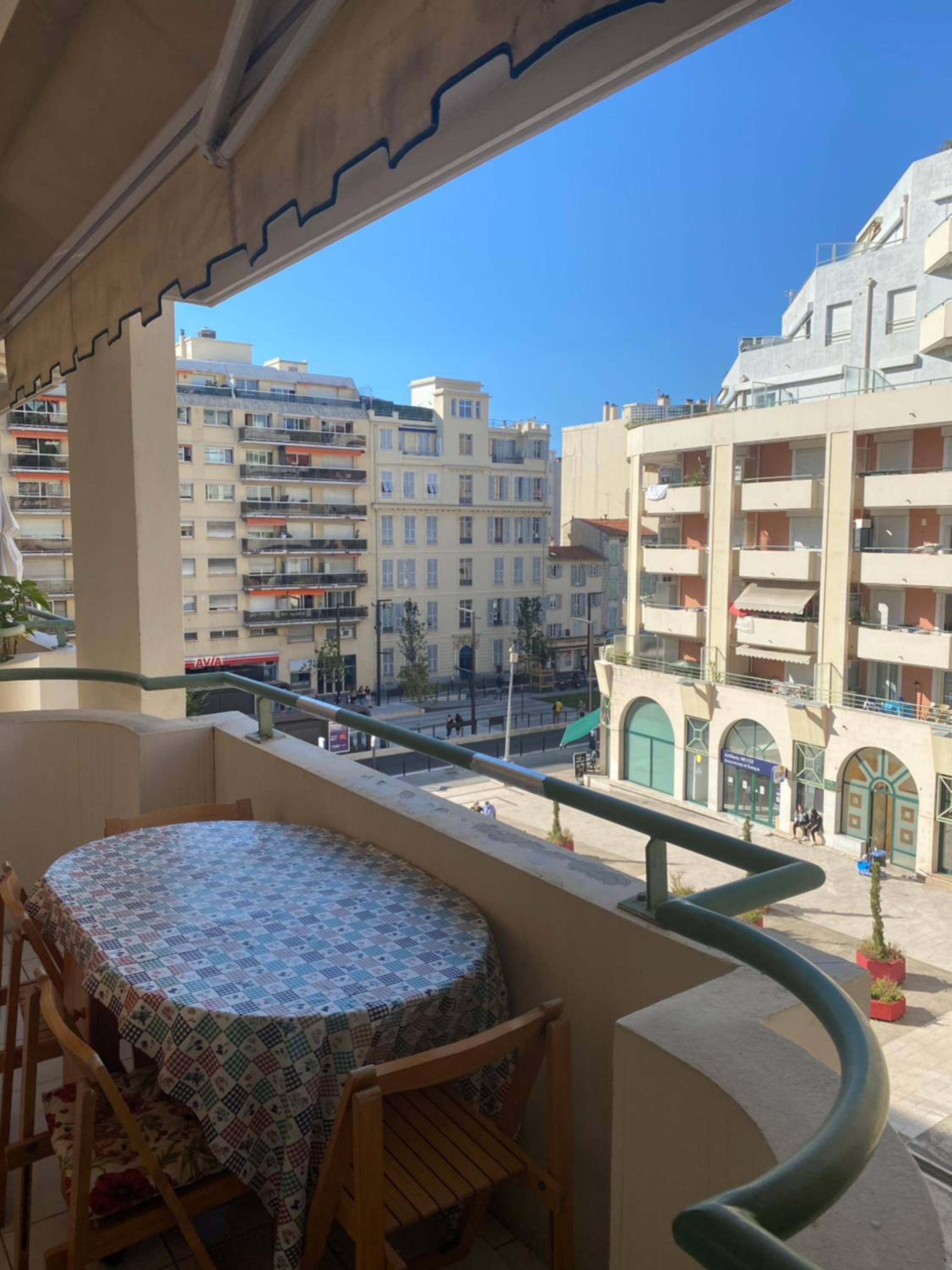 Palais des Arts, Proche Tram et Promenade view 3