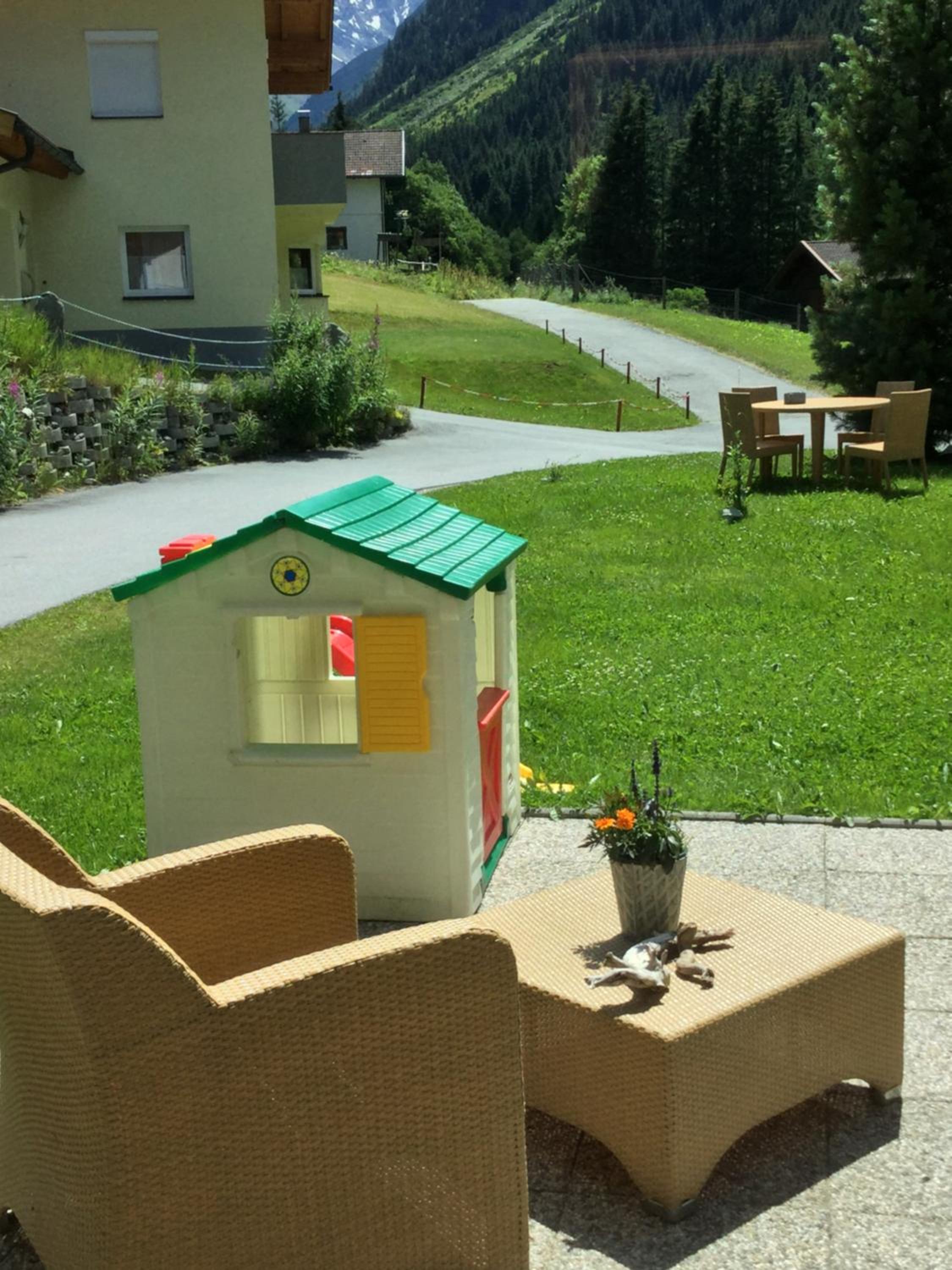 Ferienhaus Alpen Lodge und die Gams